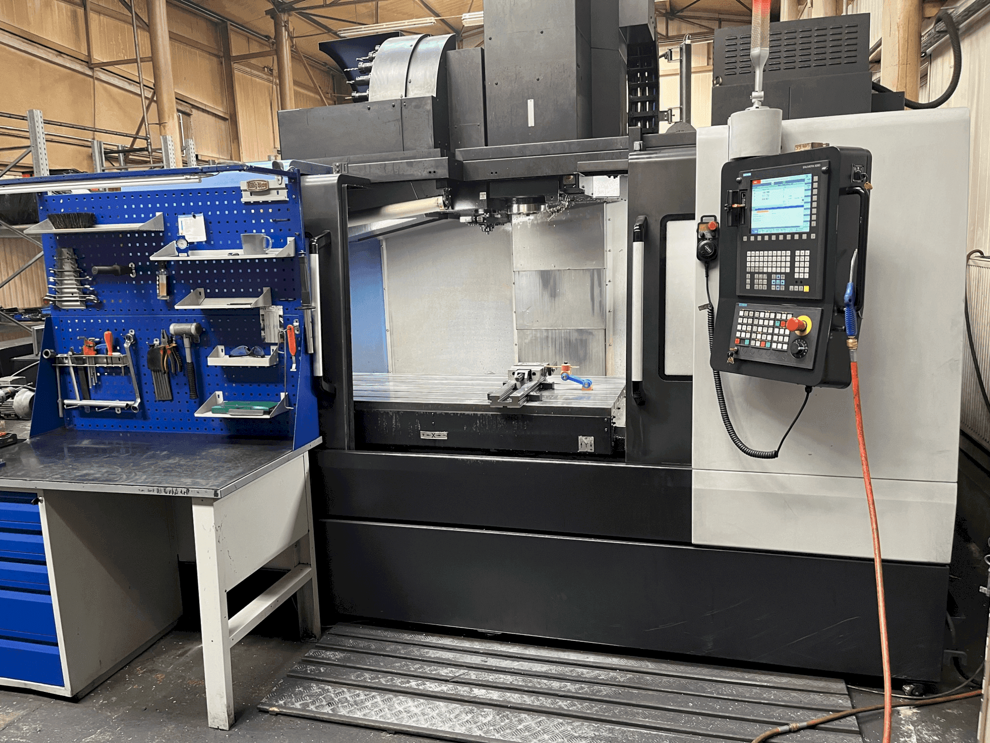 Вид станка DOOSAN DNM 6700 спереди