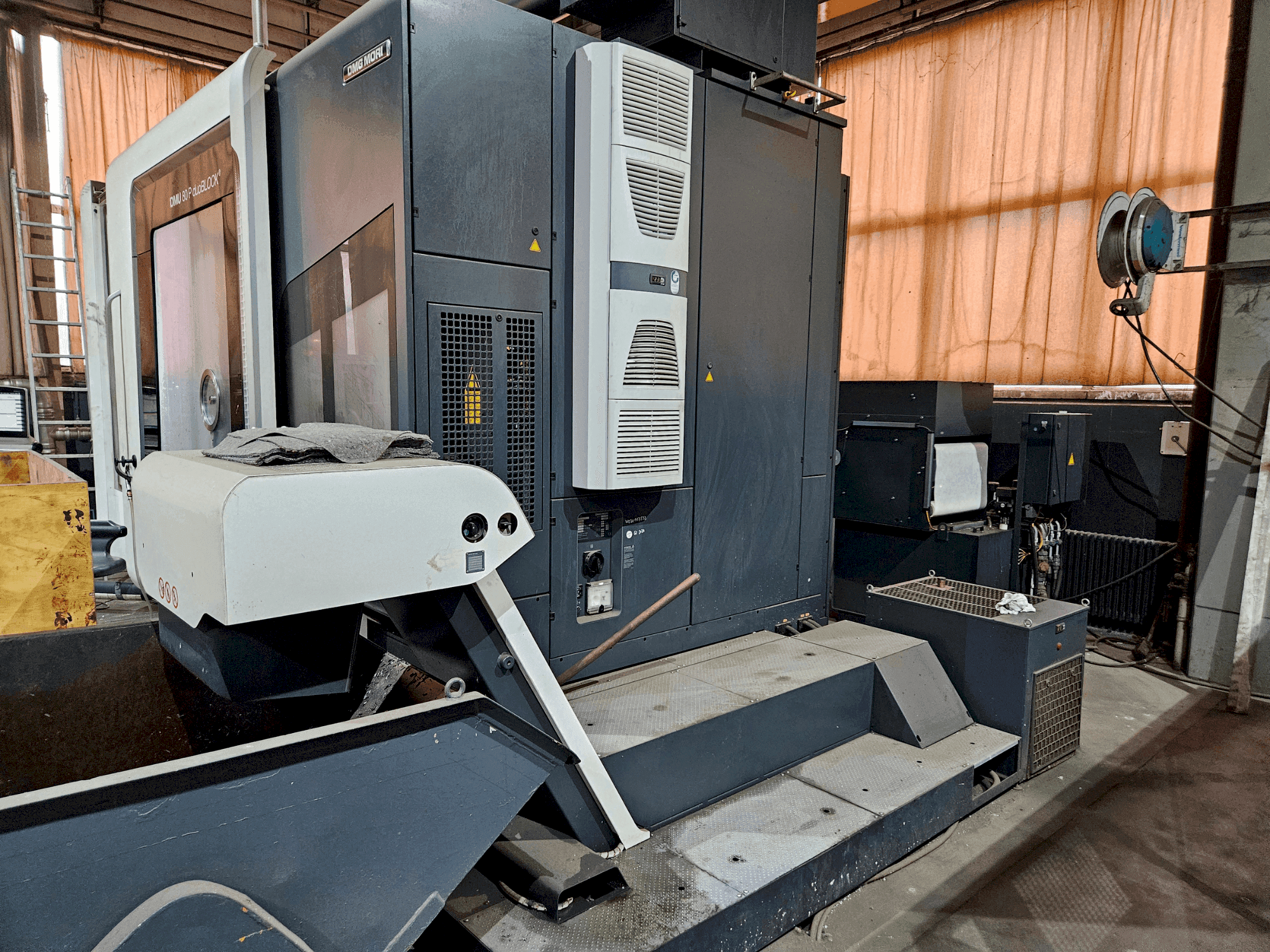 Вид станка DMG MORI DMU 80 P duoBLOCK спереди