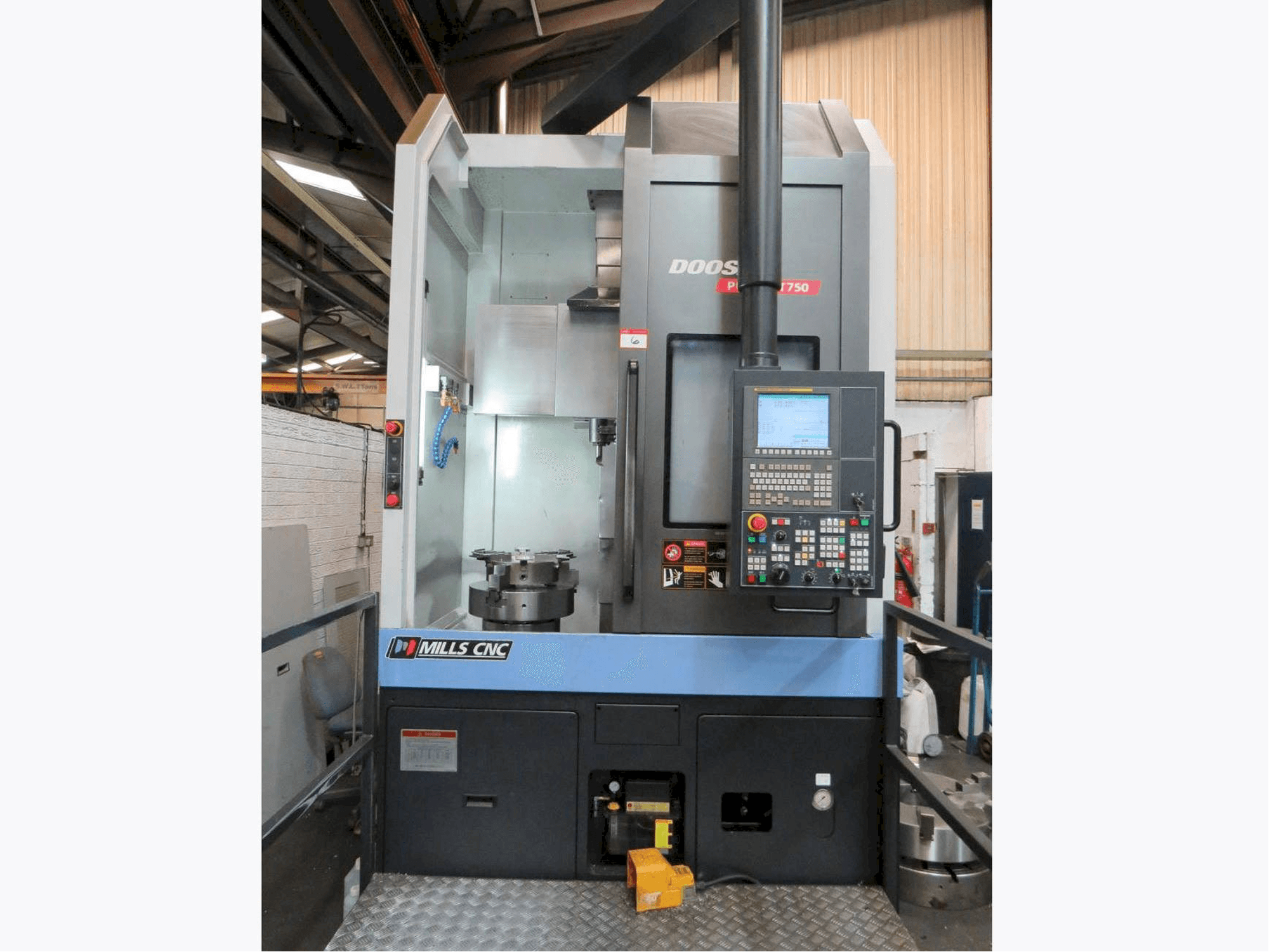 Front view of Doosan Puma VT-750 machine