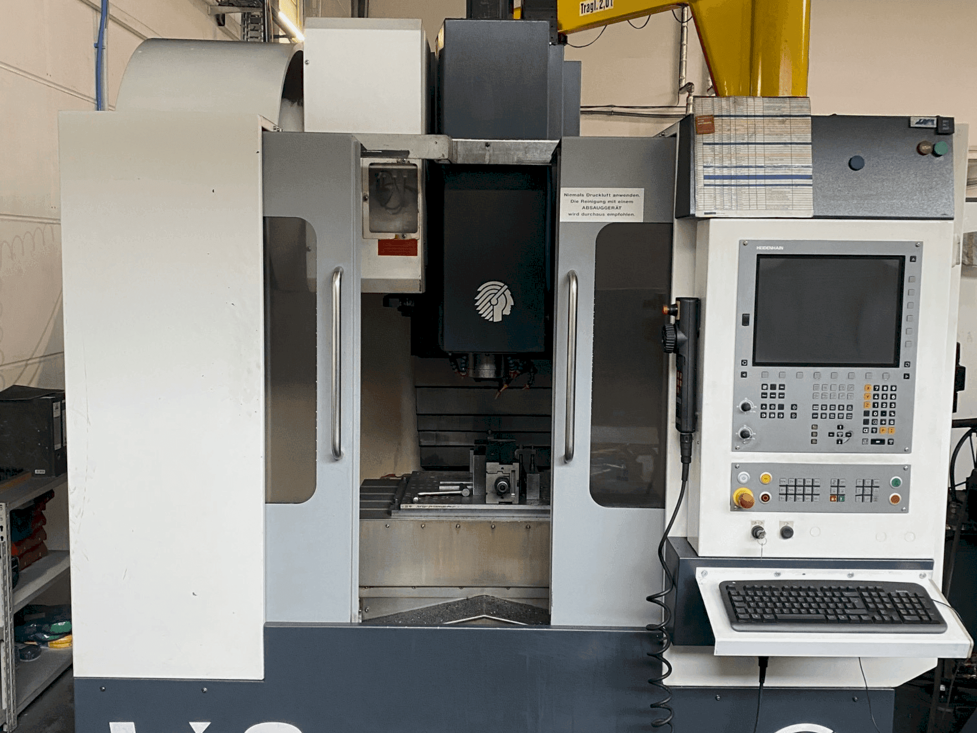 Вид станка Huron VX8 спереди