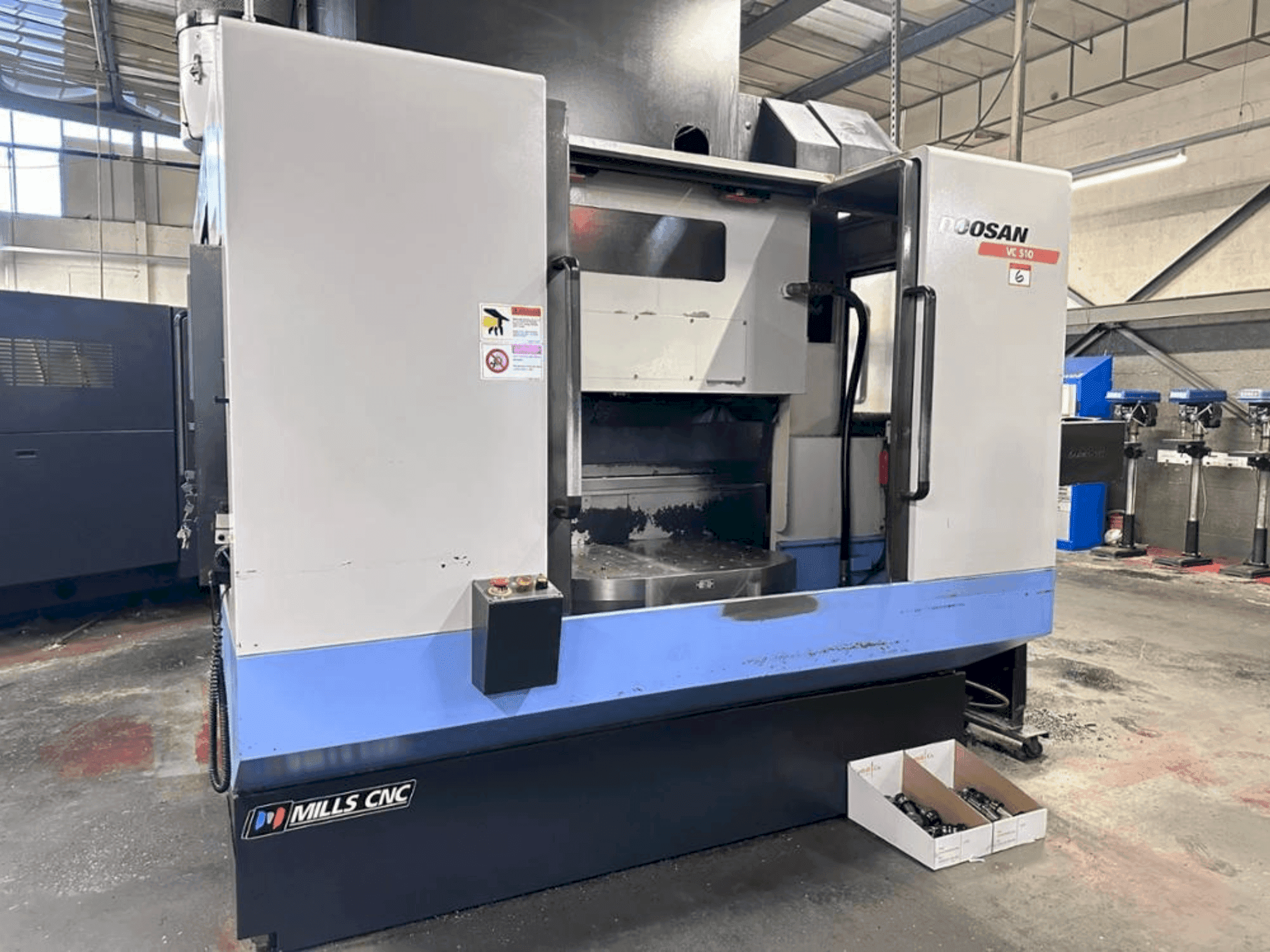 Вид станка DOOSAN VC 510 спереди