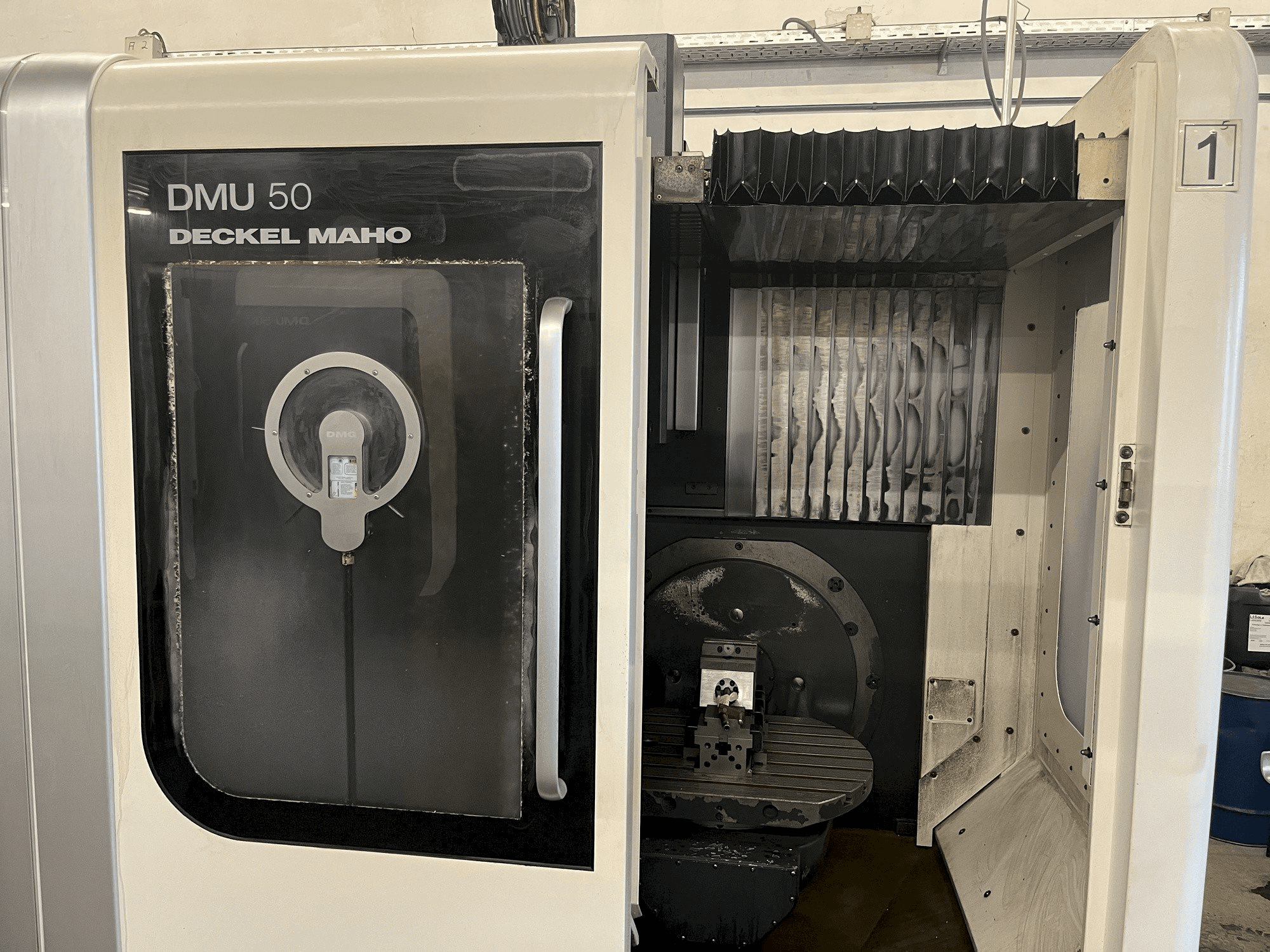 Вид станка DECKEL MAHO DMU 50 спереди