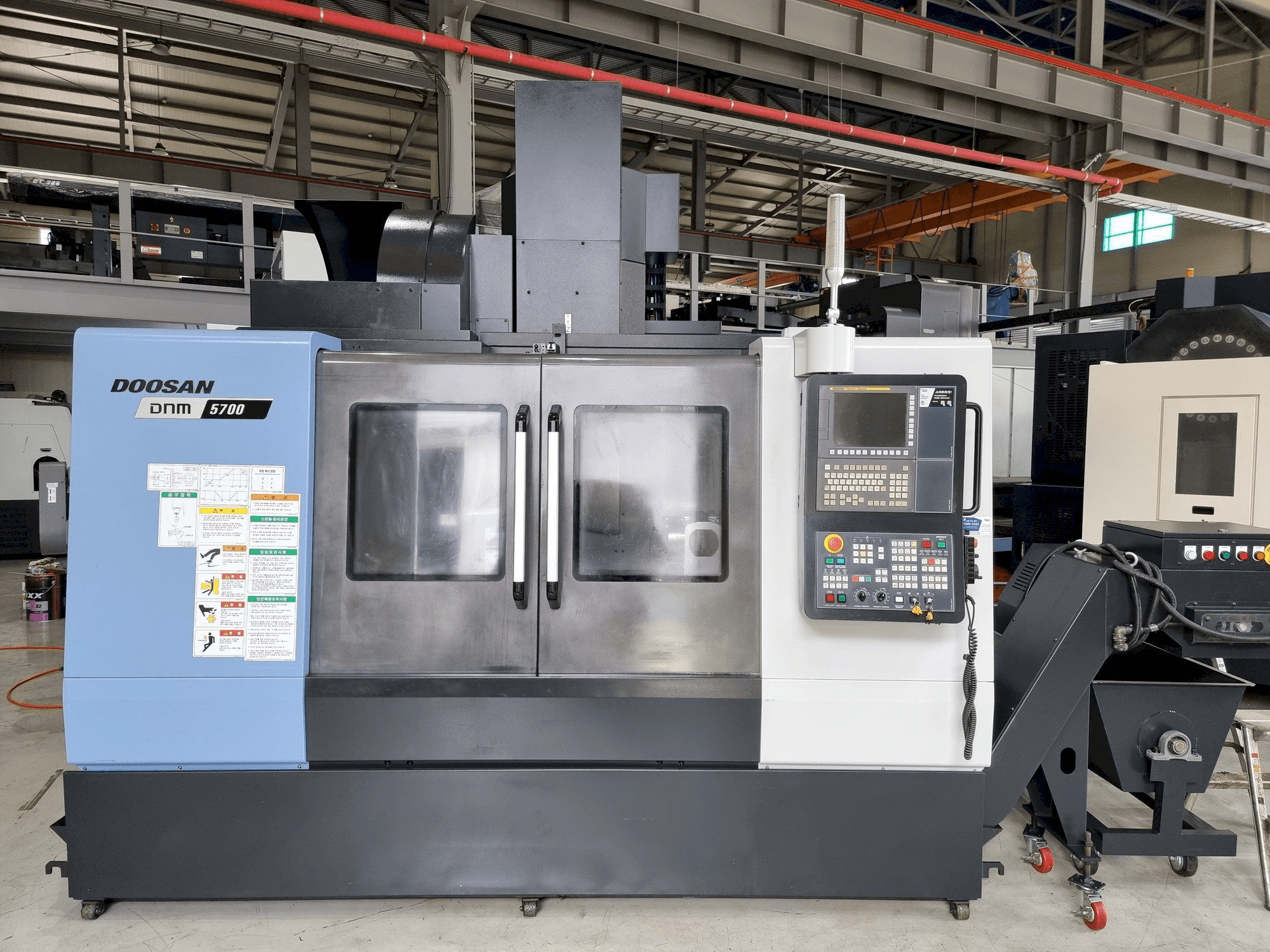 Вид станка Doosan DNM 5700 спереди