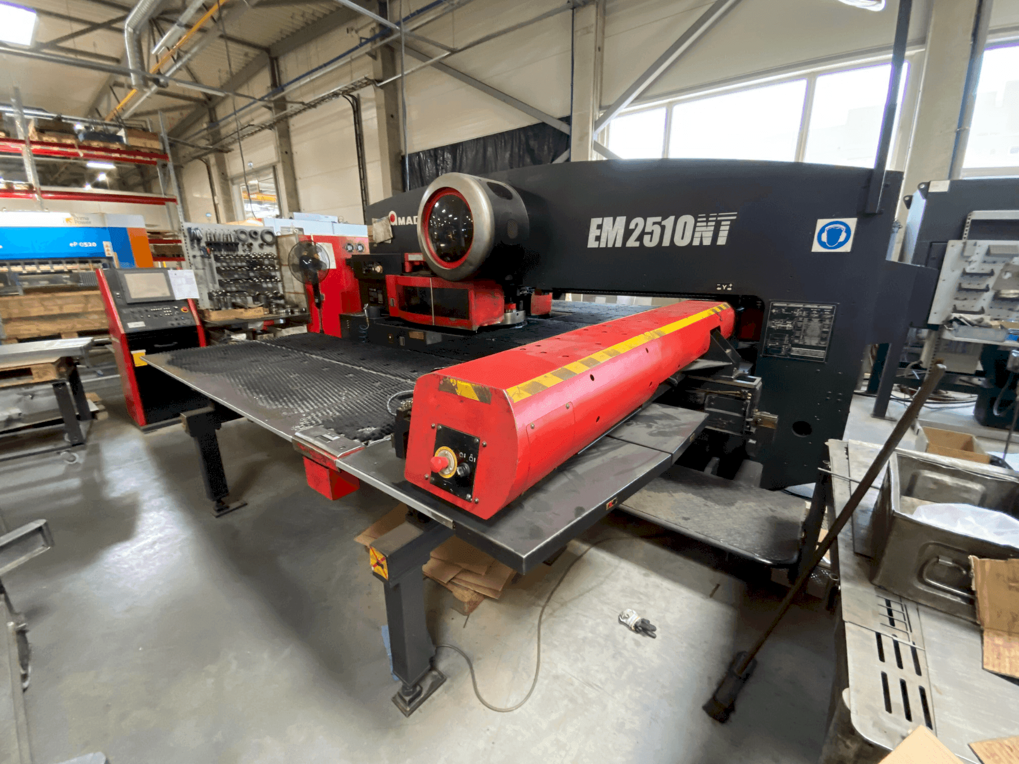 Вид станка AMADA EM2510NT спереди