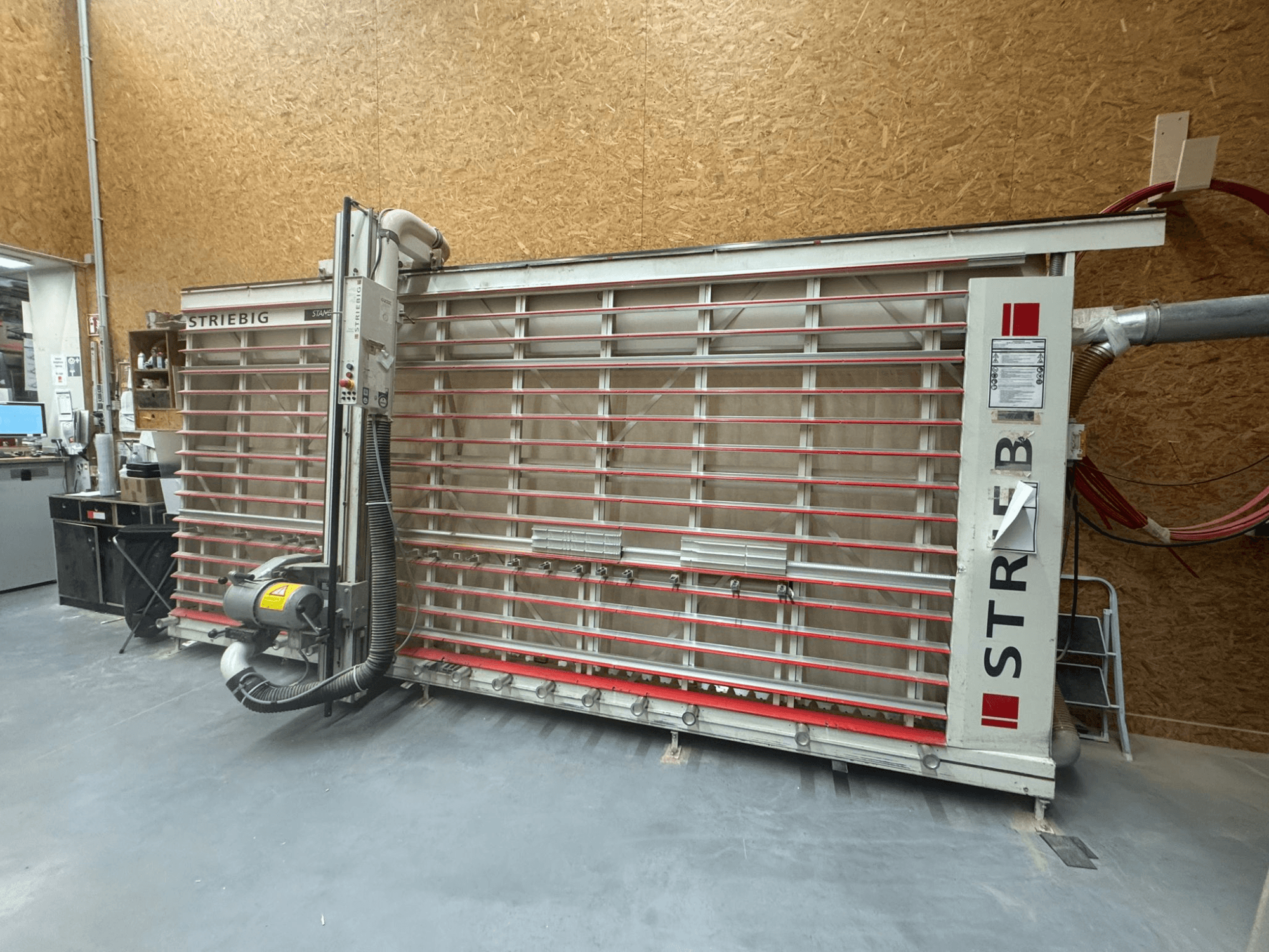 Контурная пила STRIEBIG с большим вертикальным диском, вид сбоку, показывающий пылеудаление и панель управления. Идеально подходит для обработки дерева.