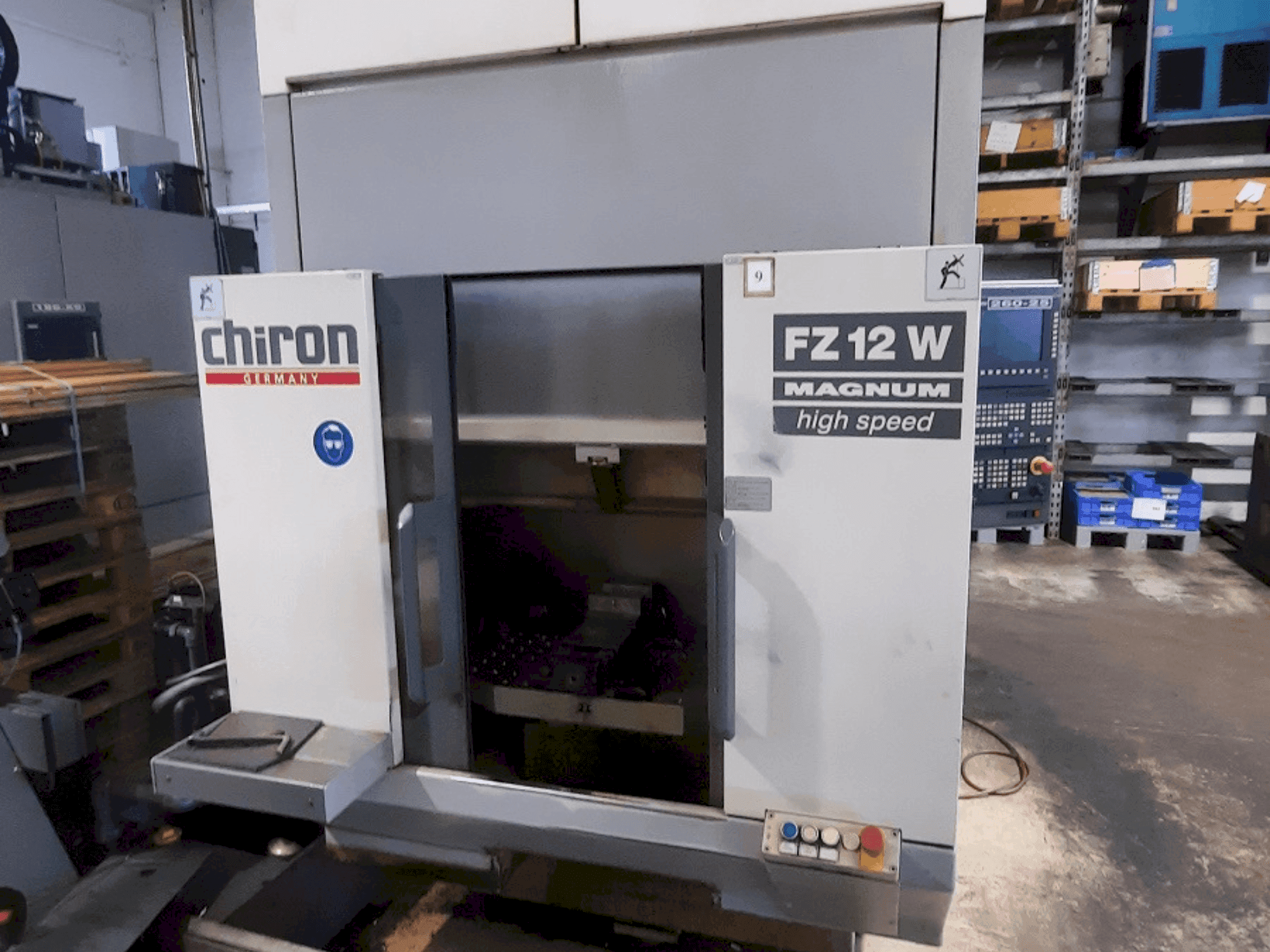 Вид станка CHIRON FZ 12 W спереди