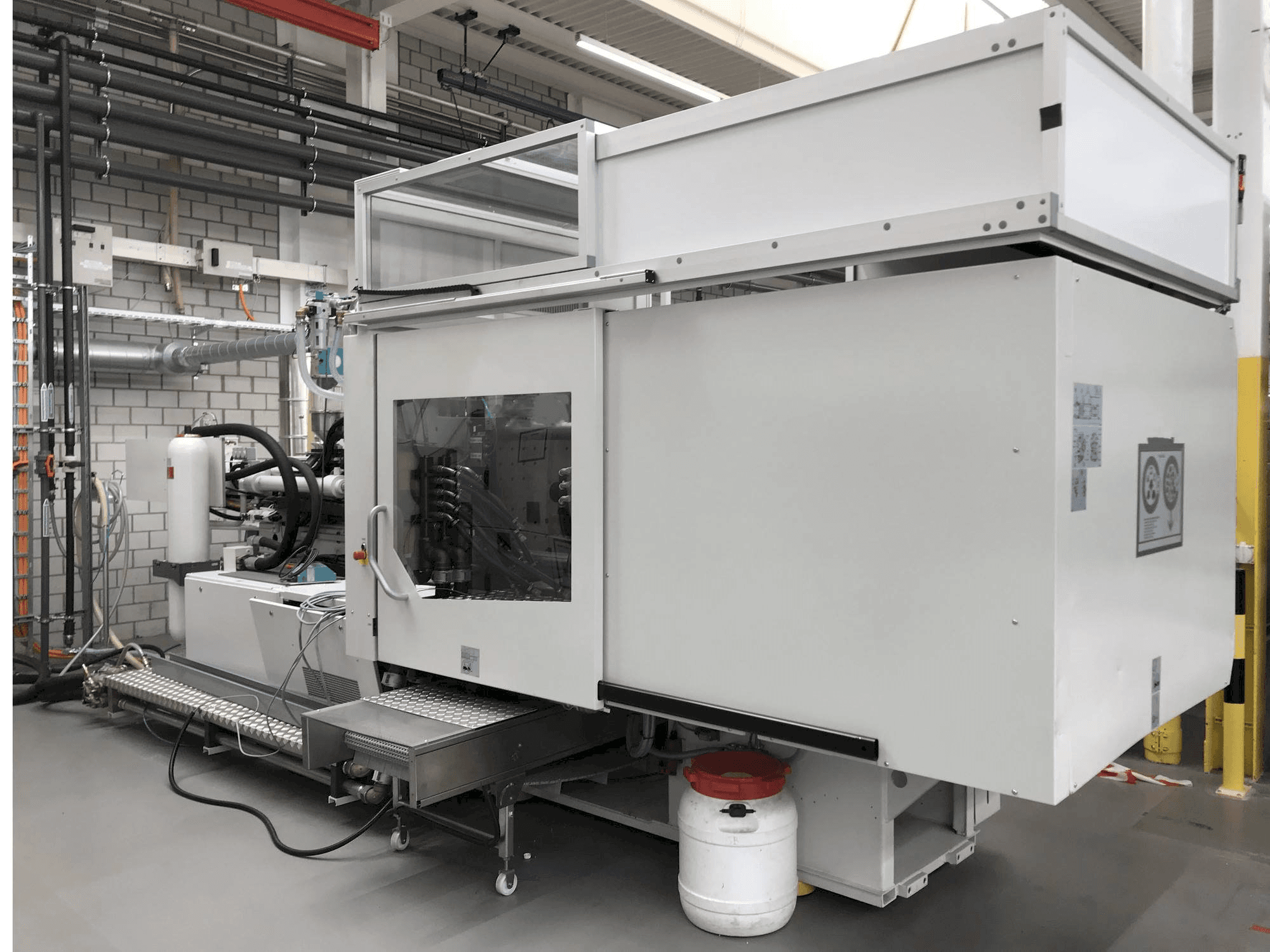 Вид станка Sumitomo Demag EL-EXIS SP 200/560-675 спереди
