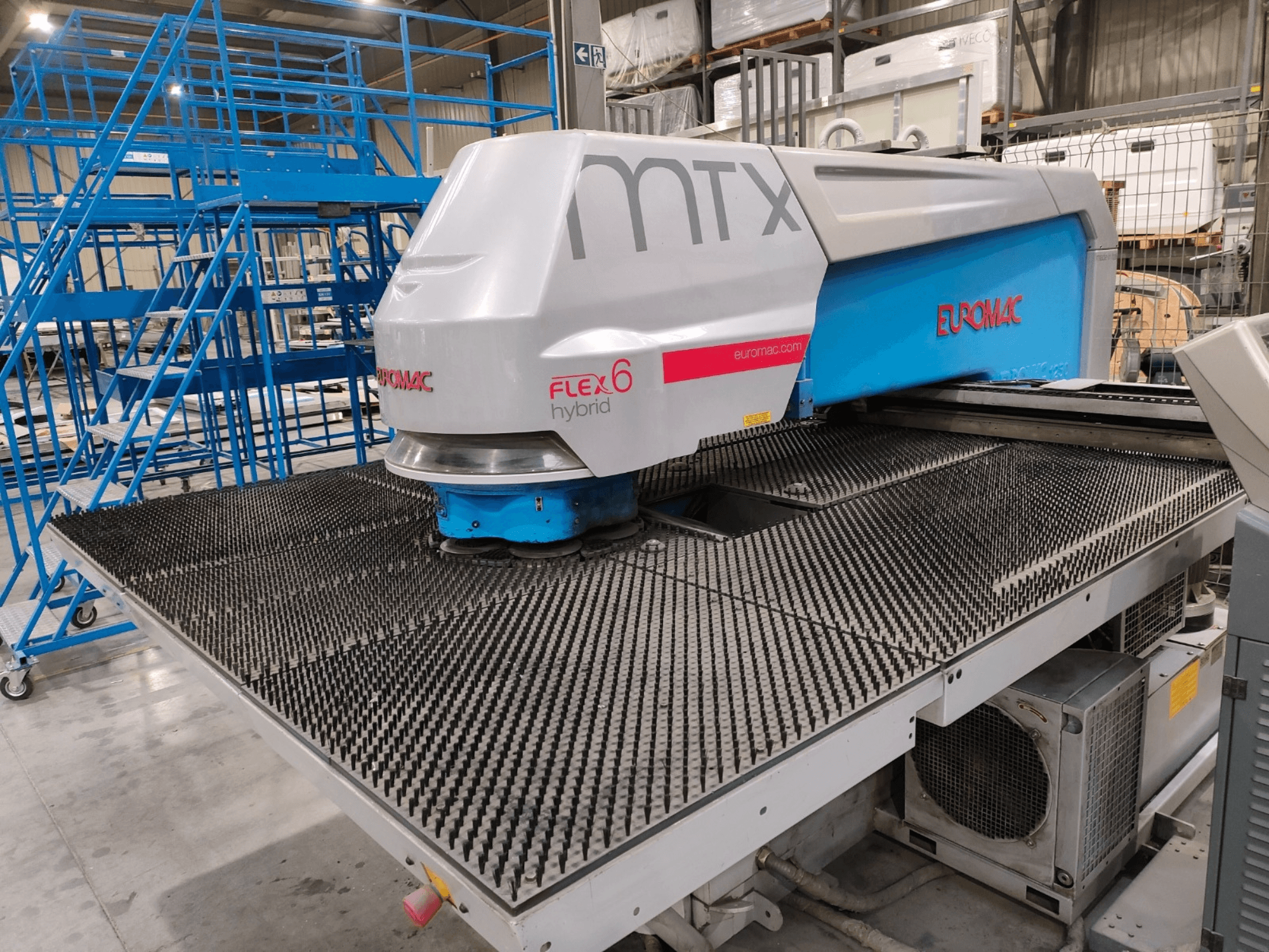 Вид спереди на гибридный станок Euromac FLEX 6 с текстурированной режущей поверхностью, установленный на складе.