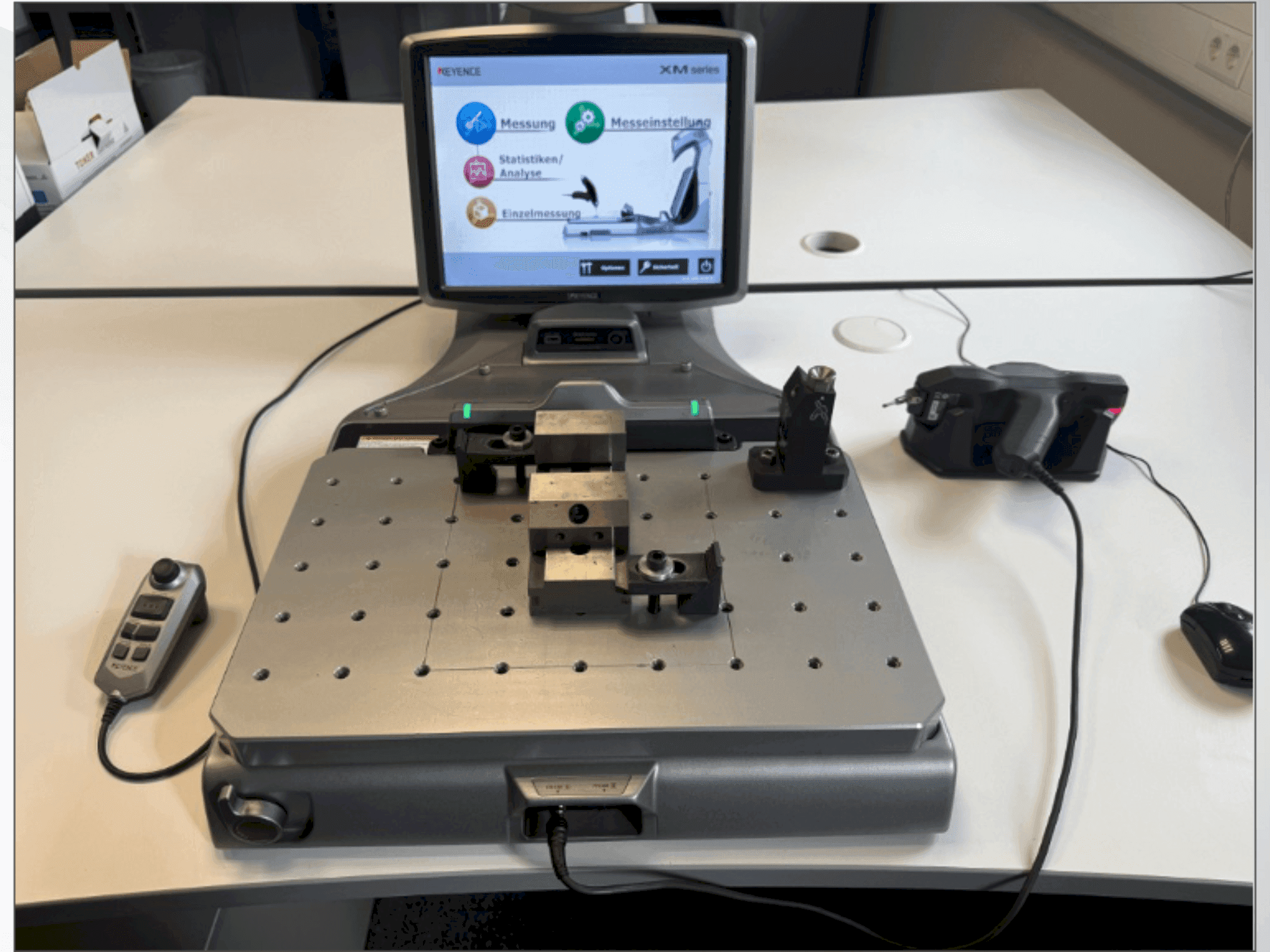 Вид станка KEYENCE XM-1200 спереди