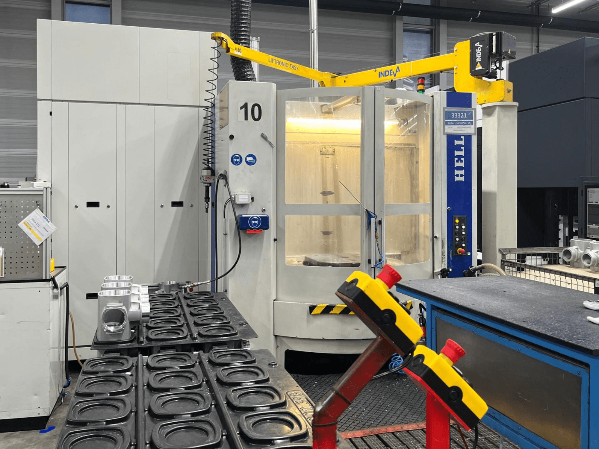 Горизонтальный обрабатывающий центр HELLER MCH 250 на виде спереди, с алюминиевыми деталями и кнопками управления, видимыми сбоку.