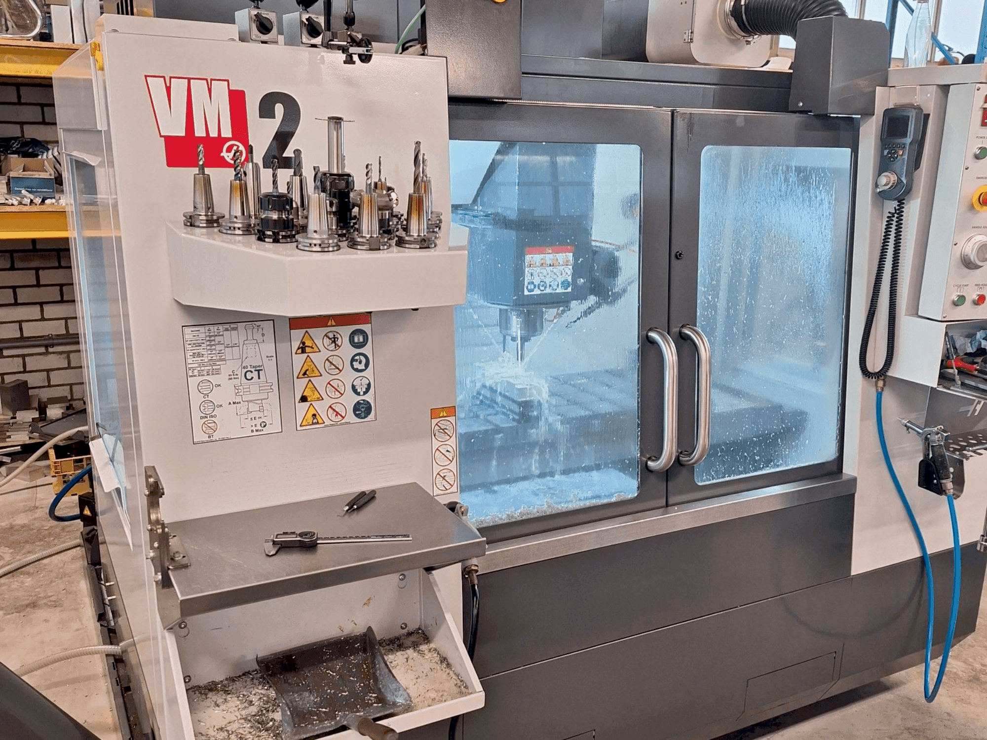 Вид станка HAAS VM-2 спереди