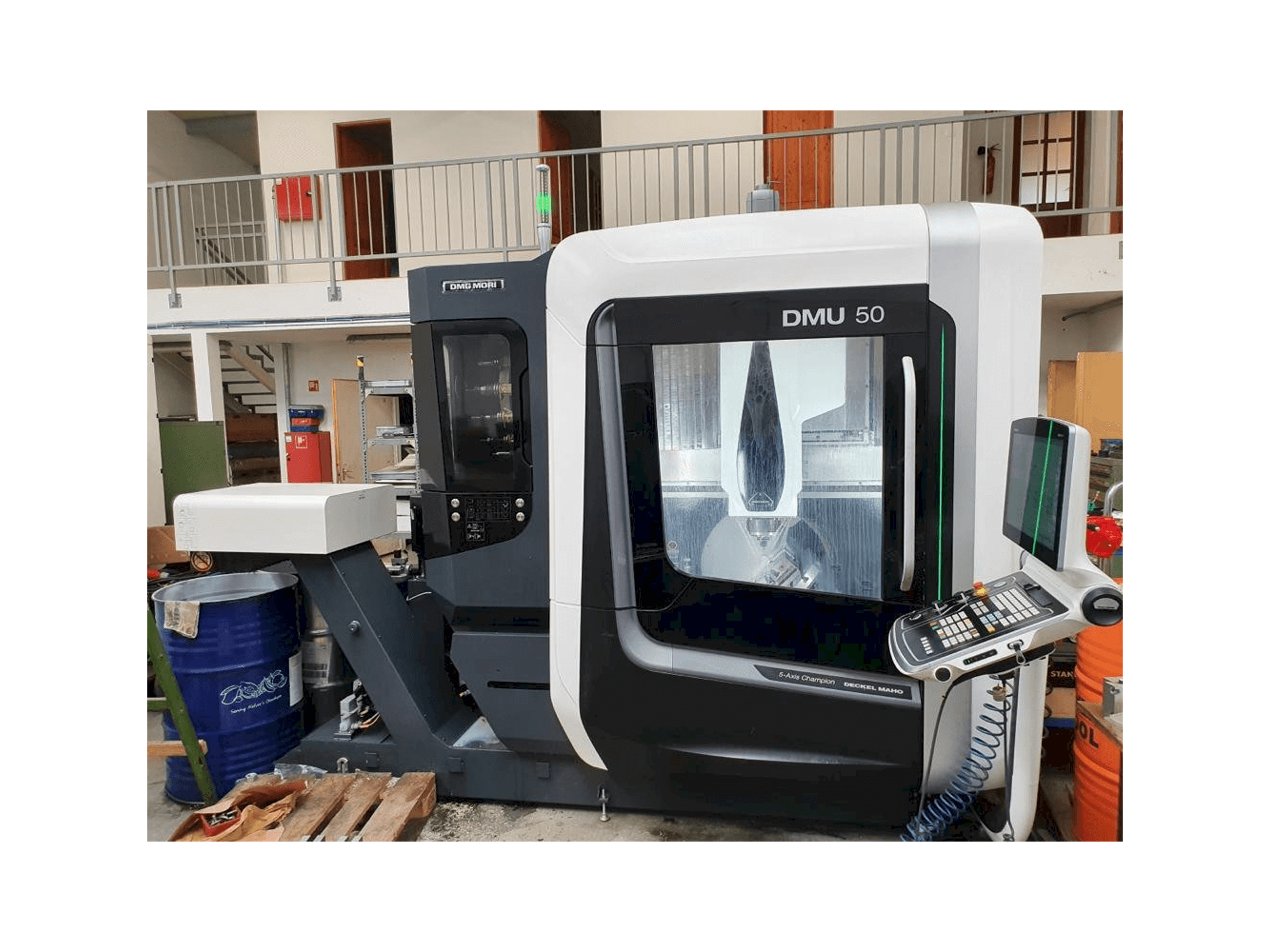 Вид станка DMG MORI DMU 50 спереди