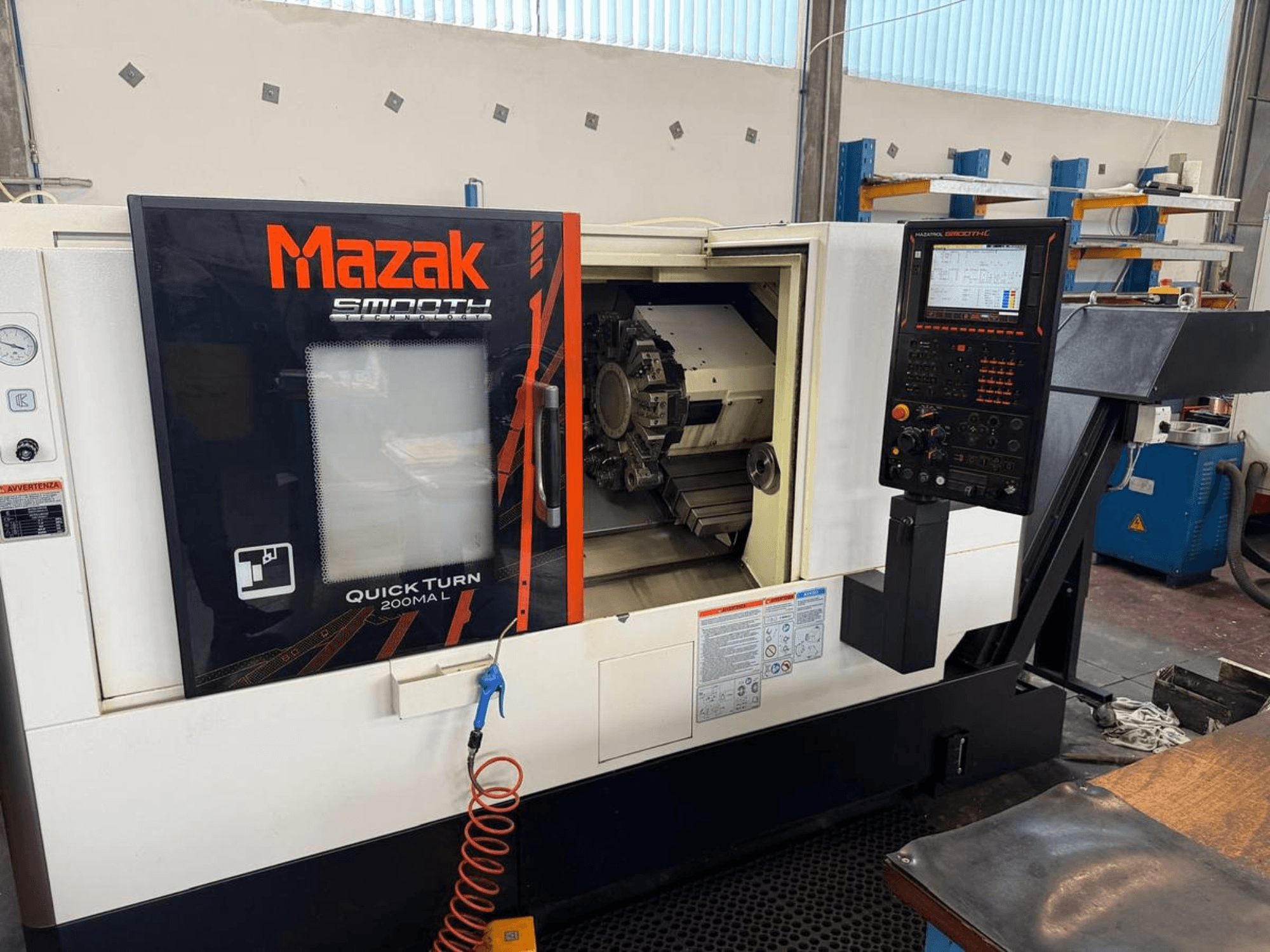 Горизонтальный токарный станок Mazak QUICK TURN 200MA L, вид спереди, демонстрирующий панель управления и камеру обработки.
