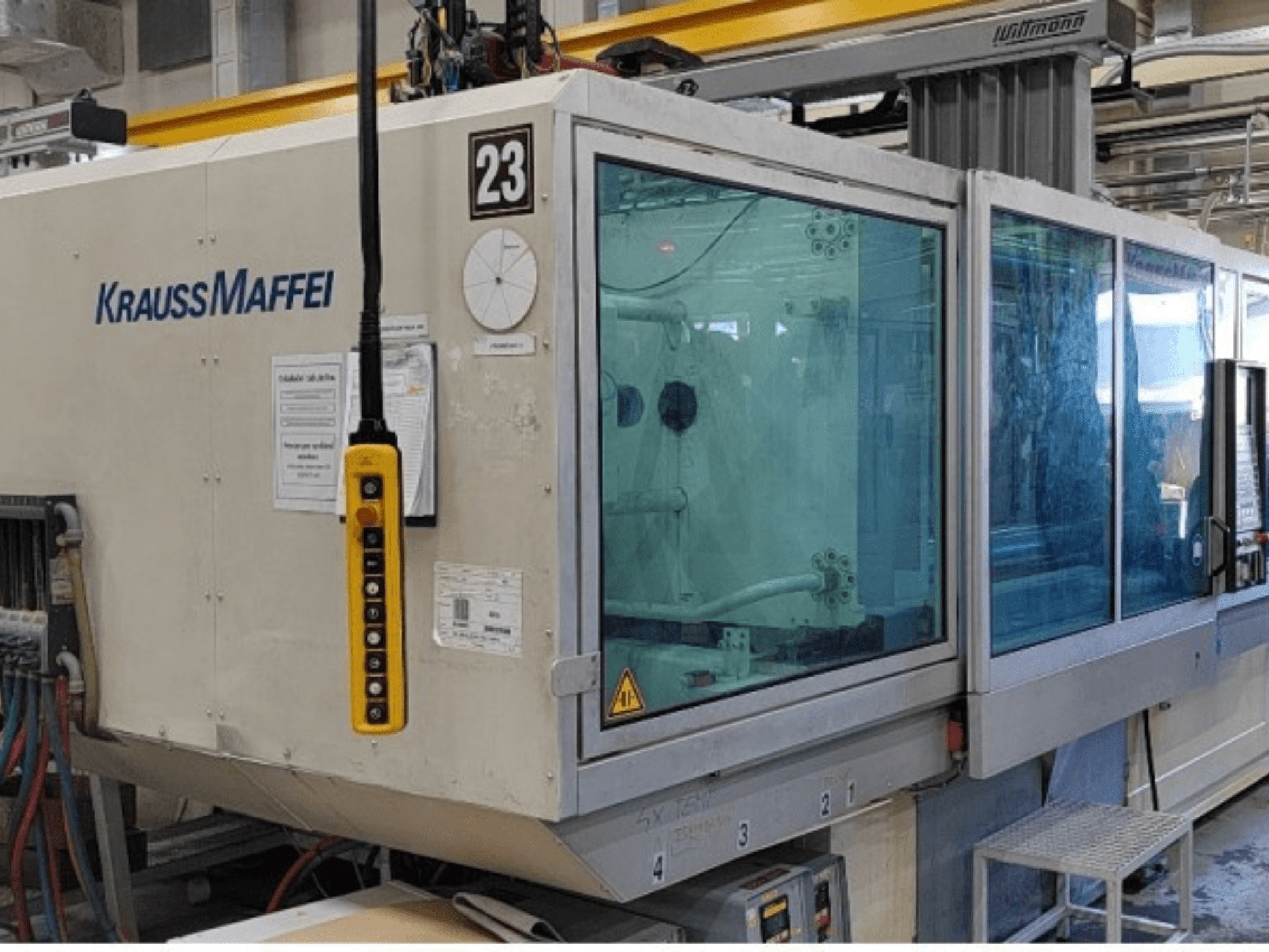 Гидравлический термопластавтомат Krauss Maffei KM 350-1900 C2, вид спереди с панелью управления и прозрачным защитным кожухом.