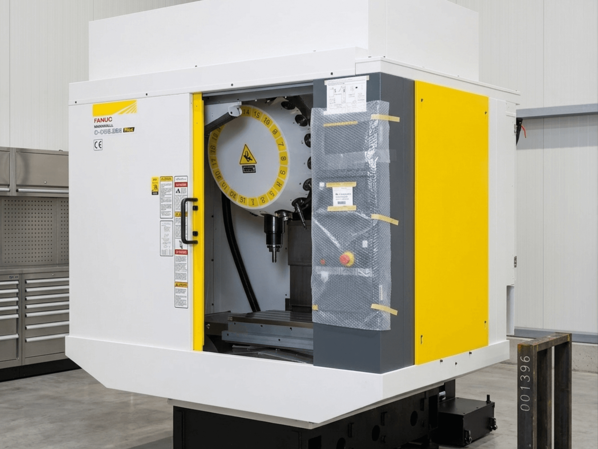 Вертикальный обрабатывающий центр FANUC Robodrill D21MIB 5ADV Plus, вид спереди на панель управления и область шпинделя.