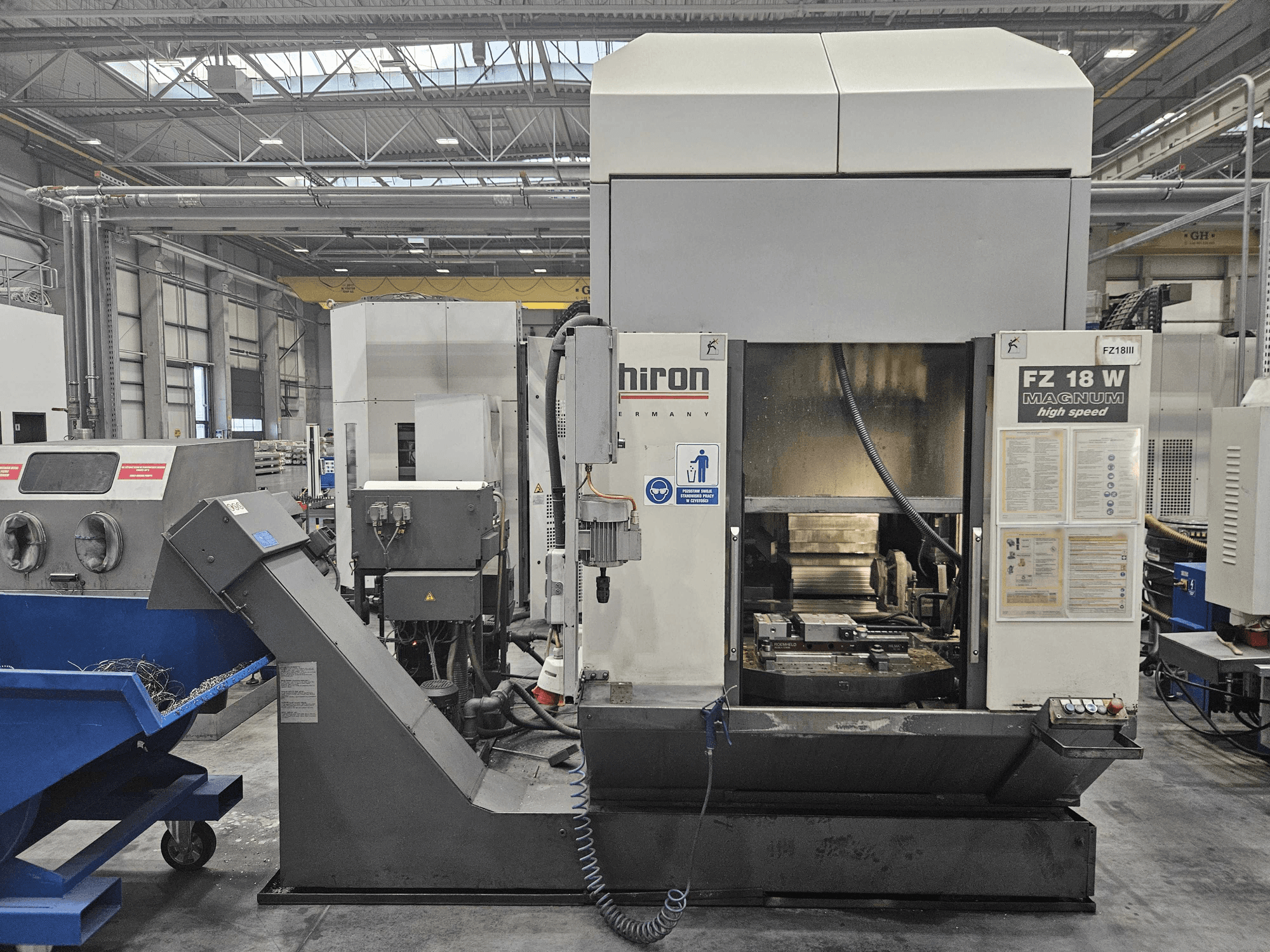 Станок Hiron FZ 18 W Magnum, вид спереди, демонстрирует панель управления, шпиндель и присоединенный мусоропровод.