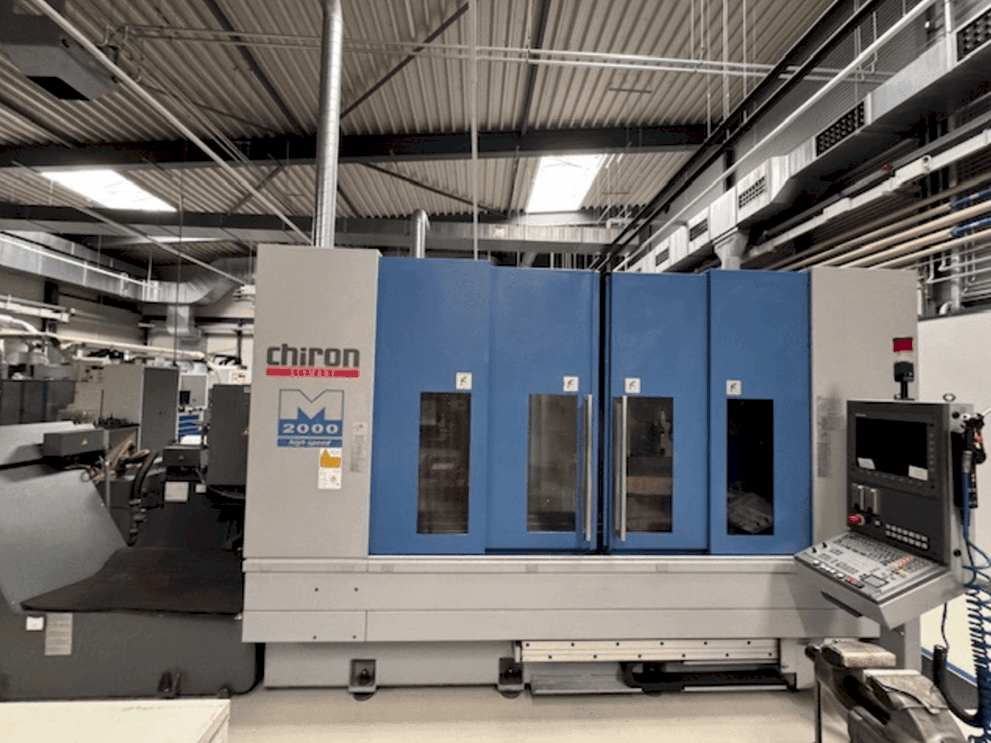 Вид станка CHIRON Mill 2000 спереди