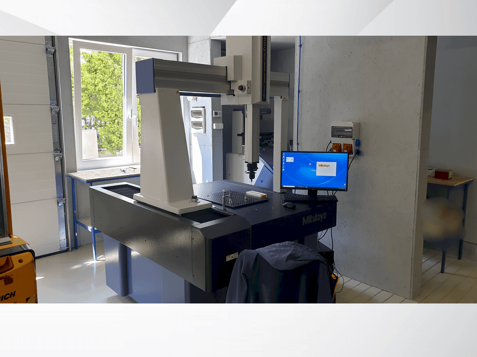 Вид станка Mitutoyo MITUTOYO Crysta Plus M 776 спереди