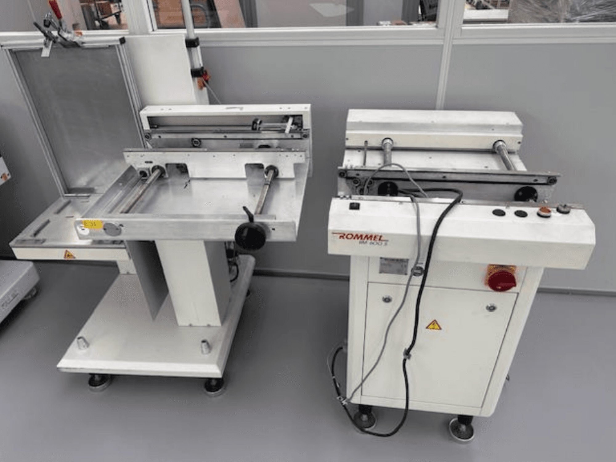 Этикетировочная машина Rommel HM 5033, вид спереди; панель управления, ролики и поверхности из нержавеющей стали.