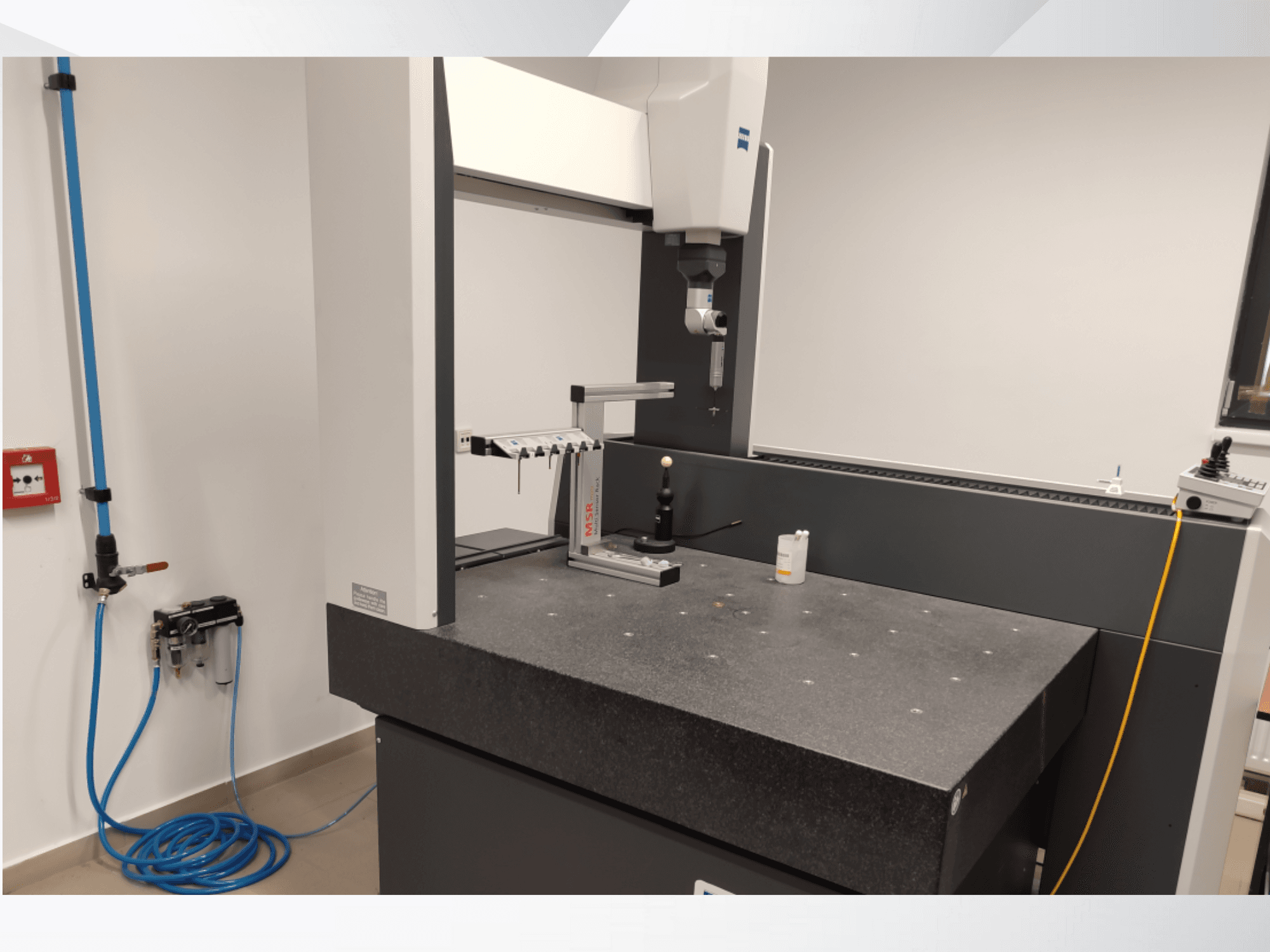 Измерительный прибор MSR в лаборатории, вид спереди, демонстрирующий гранитный стол, калибровочную сферу и подключенные устройства.