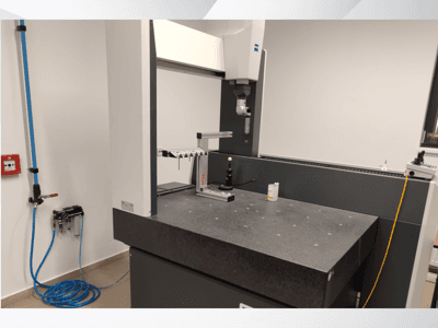 Измерительный прибор MSR в лаборатории, вид спереди, демонстрирующий гранитный стол, калибровочную сферу и подключенные устройства.