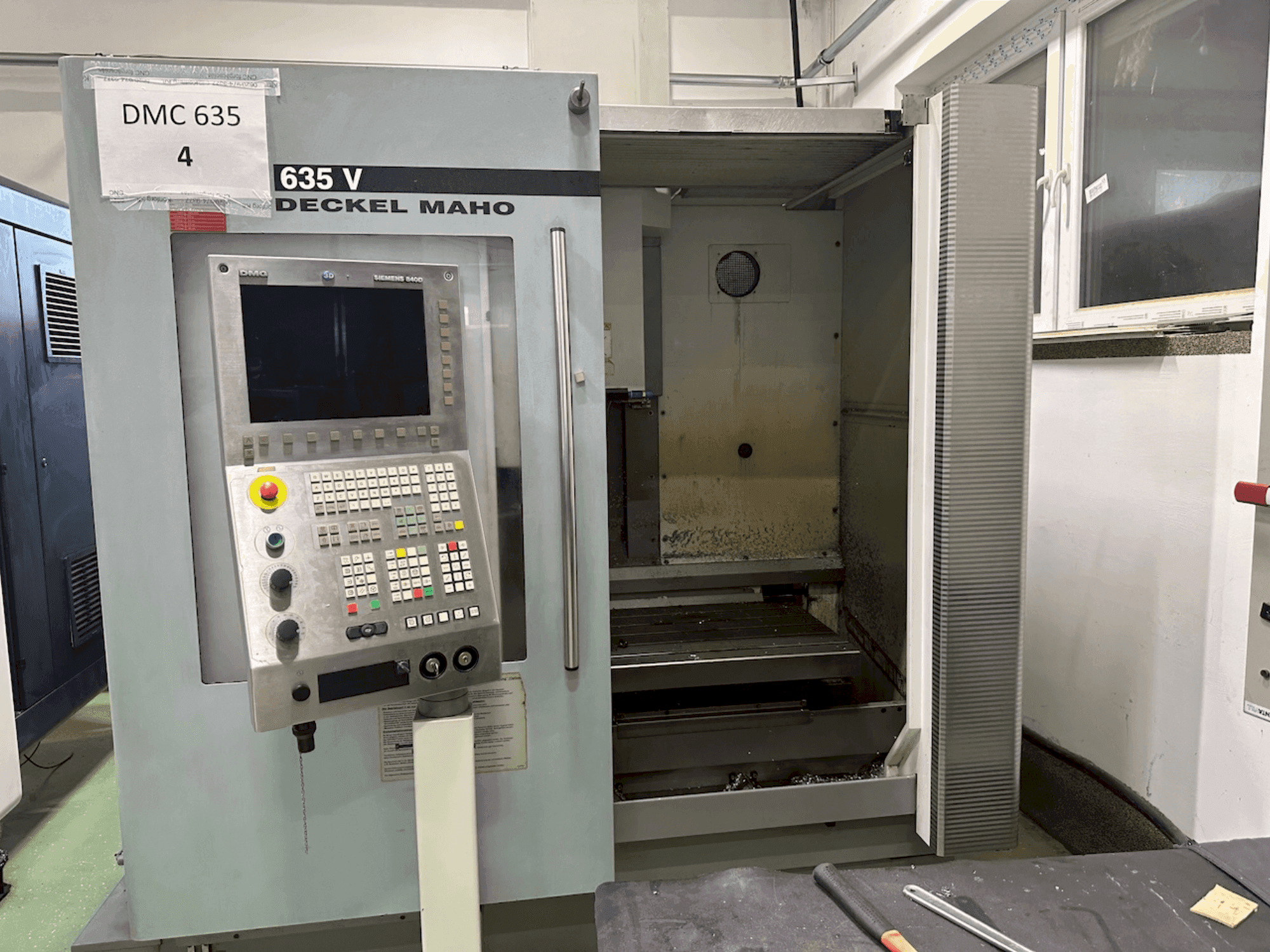 Вид станка DECKEL MAHO DMC 635 V спереди