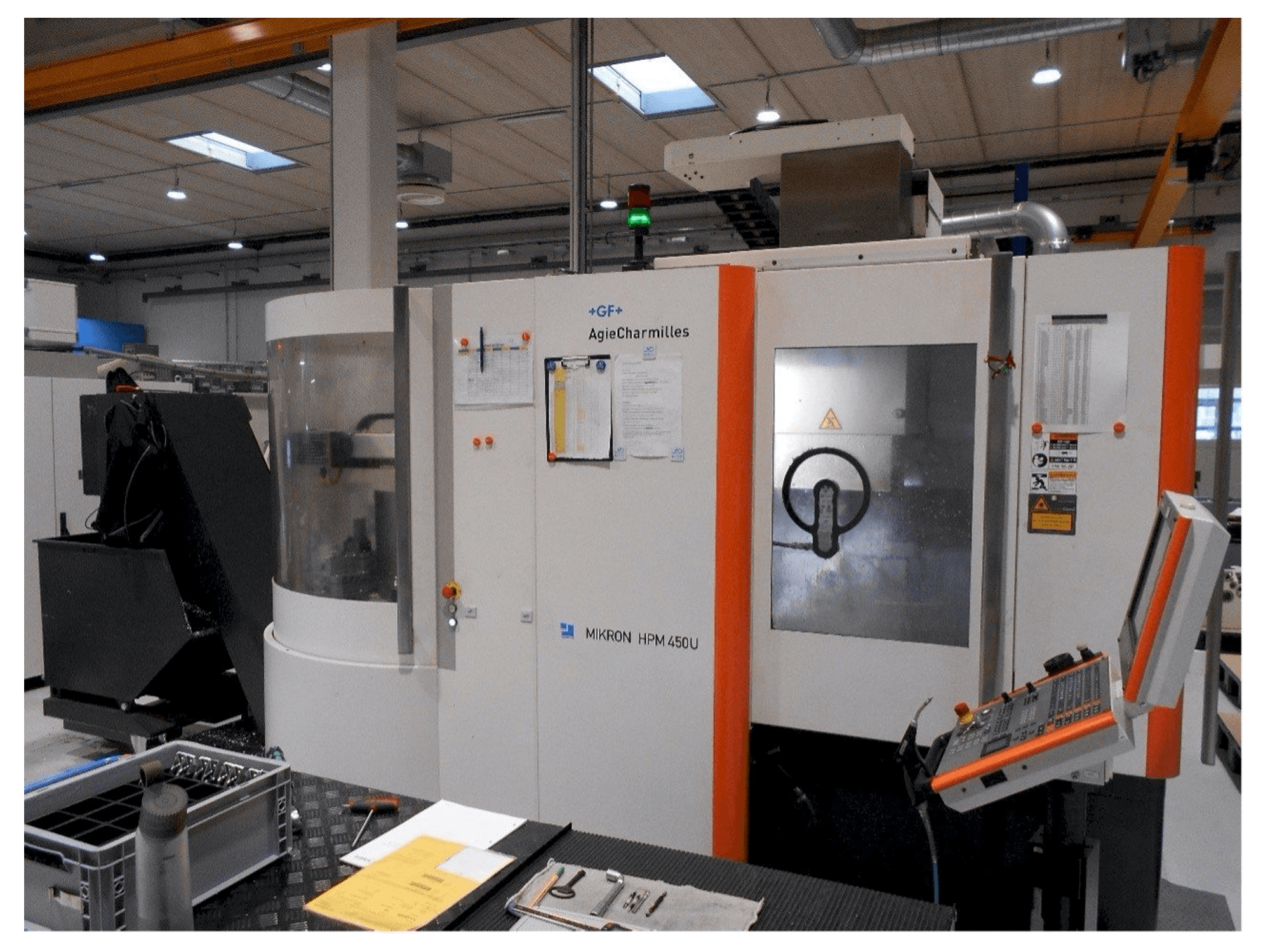 Вид станка AgieCharmilles Mikron HPM 450U спереди