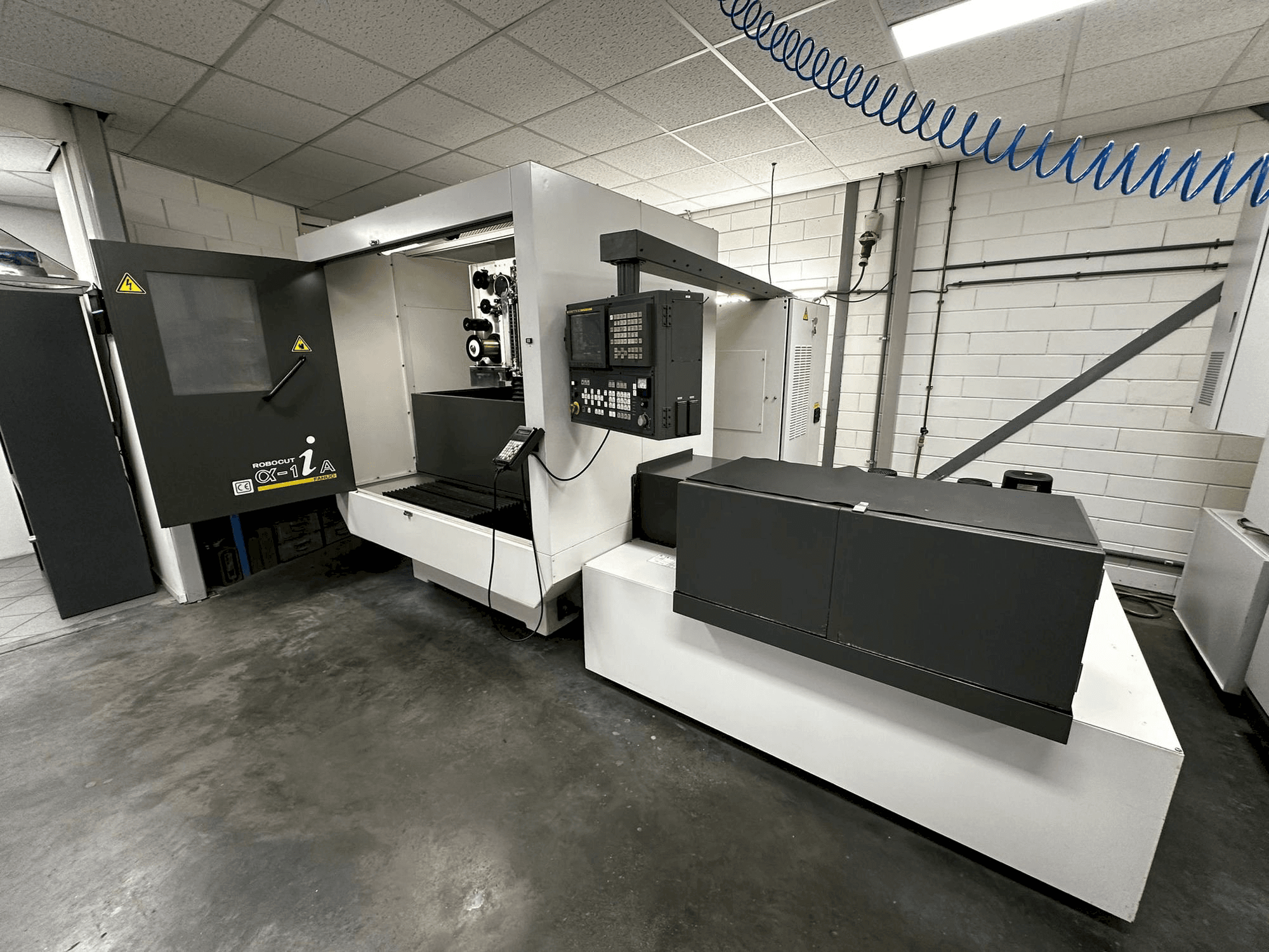 Вид станка FANUC Robocut α-1iA спереди