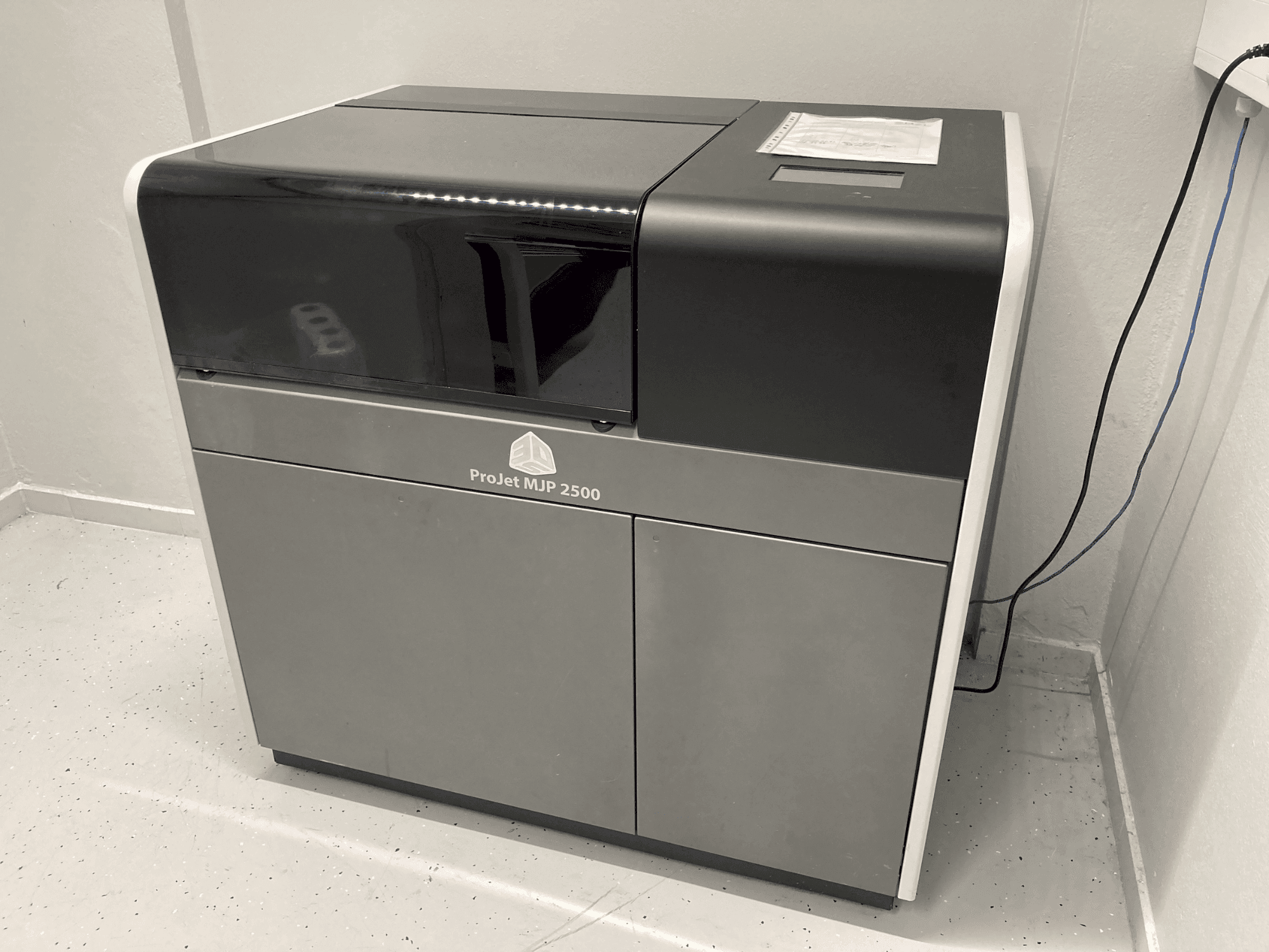 Вид станка 3DSYSTEMS Projet 2500 Plus спереди