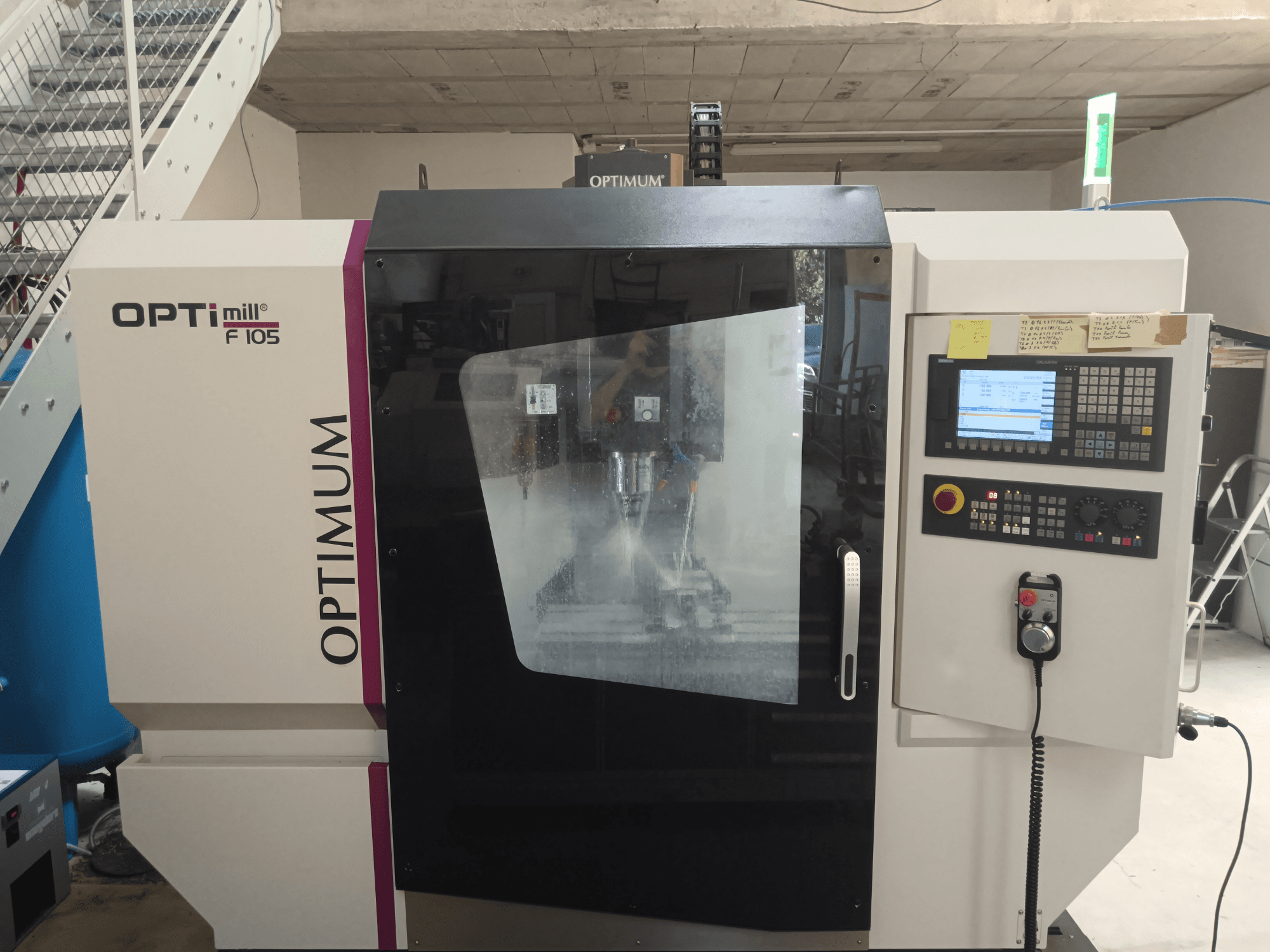Вид спереди вертикального обрабатывающего центра Optimum Optimill F 105 с панелью управления и прозрачным смотровым окном.