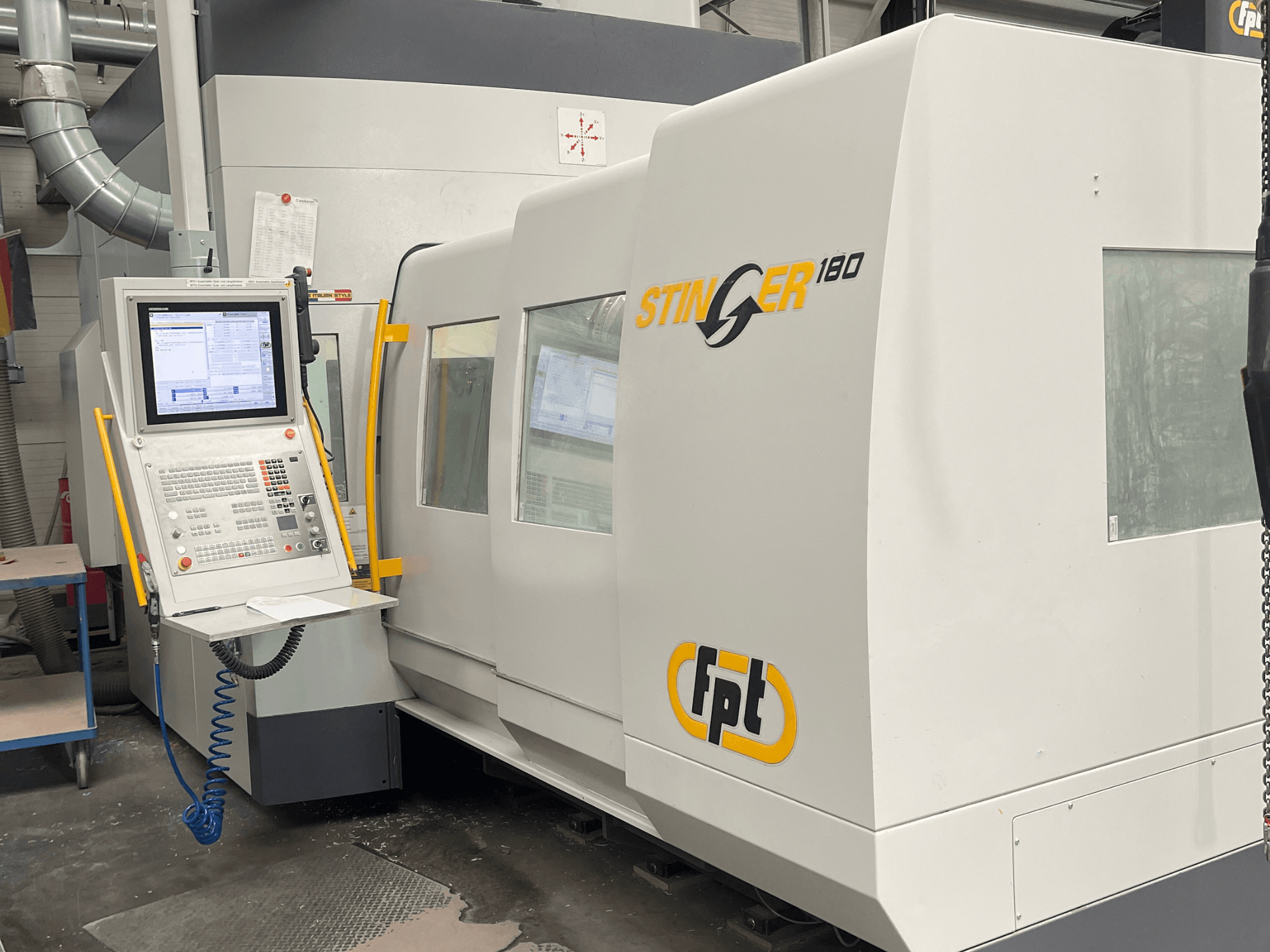 Вид спереди вертикального обрабатывающего центра FPT STINGER 180 с панелью управления и основными характеристиками станка.