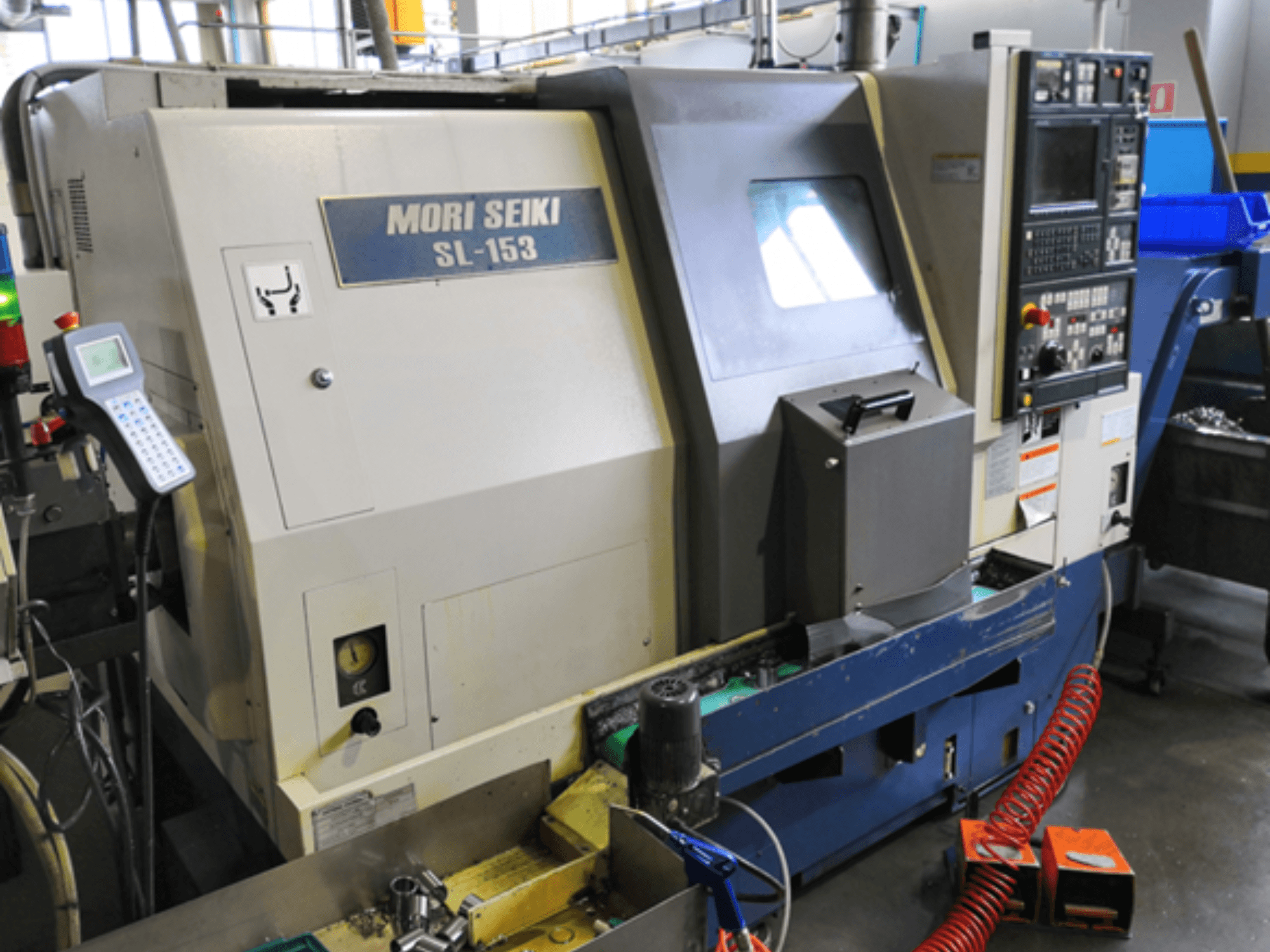Горизонтальный токарный станок MORI SEIKI SL-153 SMC, вид спереди, демонстрирует панель управления и особенности эксплуатации.