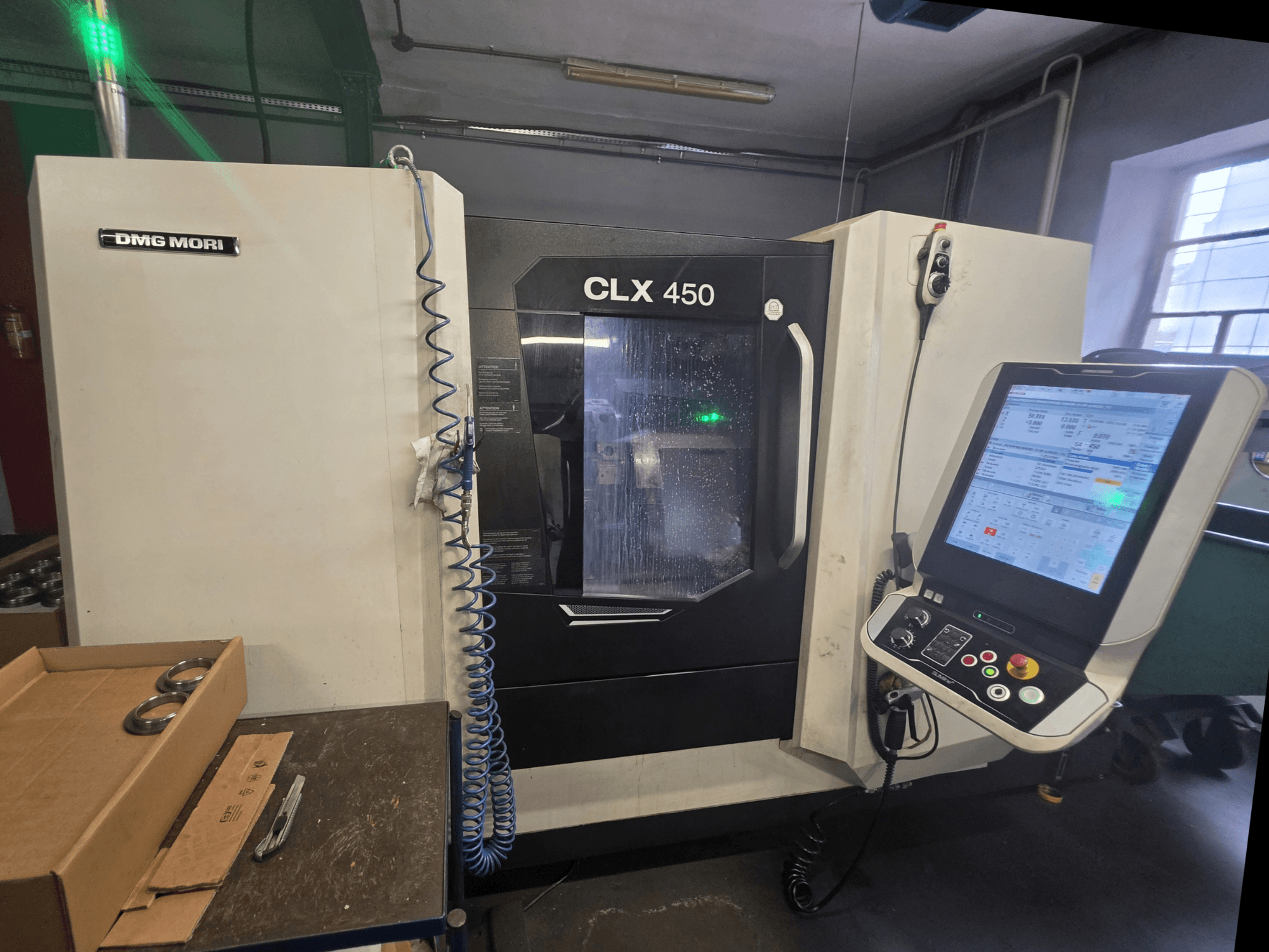 Горизонтальный токарный станок DMG MORI CLX 450 V3, вид спереди: панель управления, система охлаждения и рабочая зона.