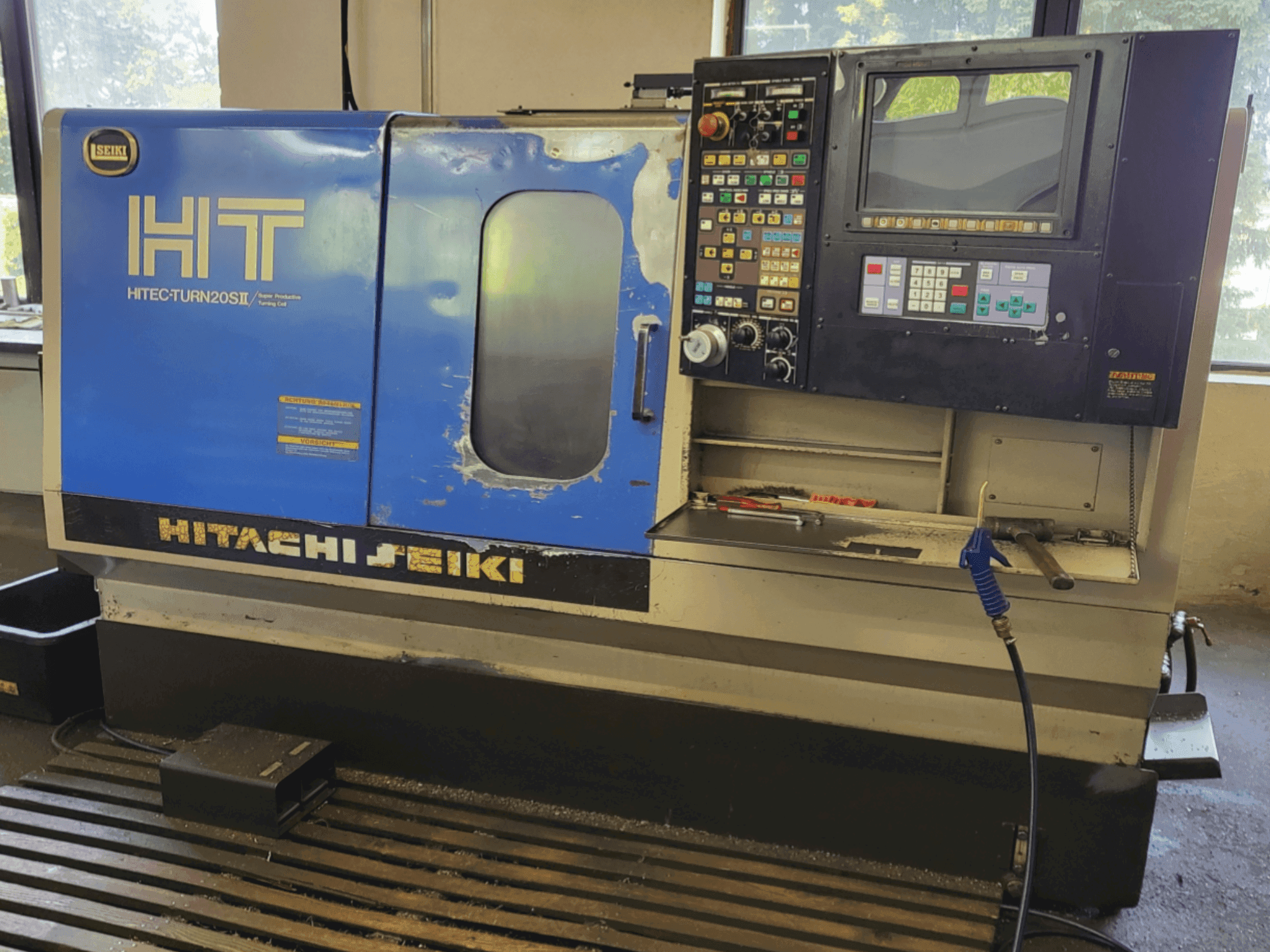 Вид станка HITACHI SEIKI HT 20SII спереди