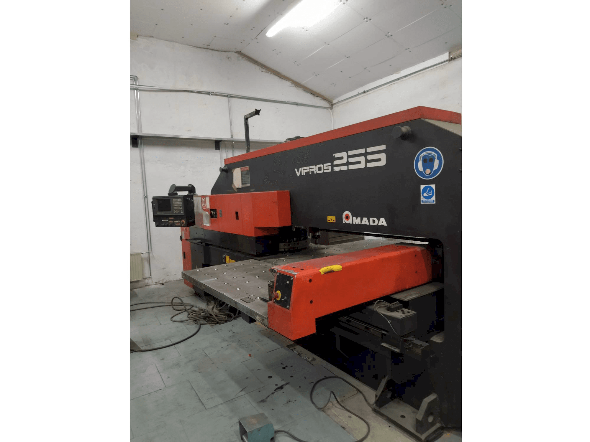 Вид станка AMADA Vipros 255 спереди