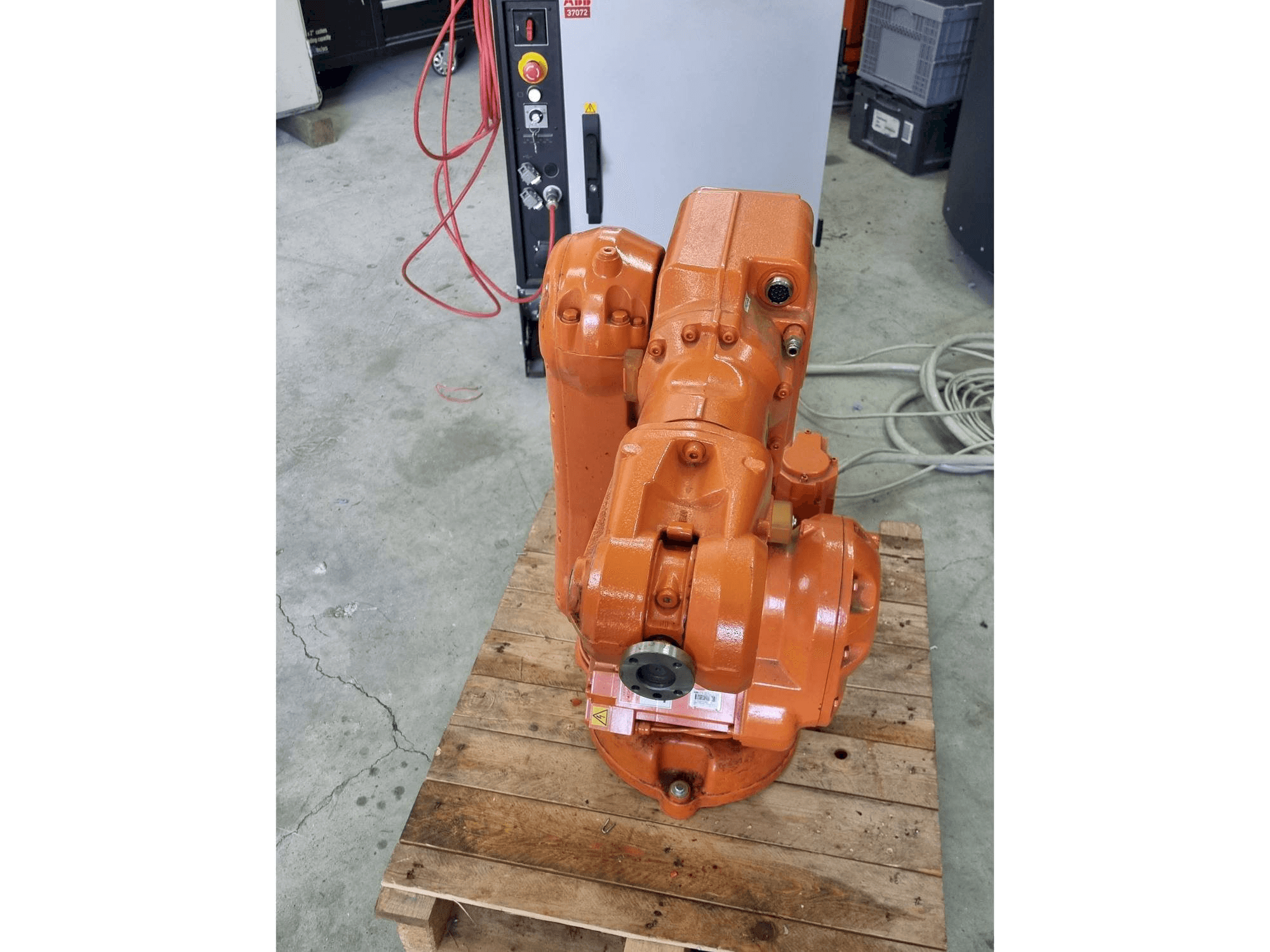 Вид станка ABB IRB140 - IRC5 спереди