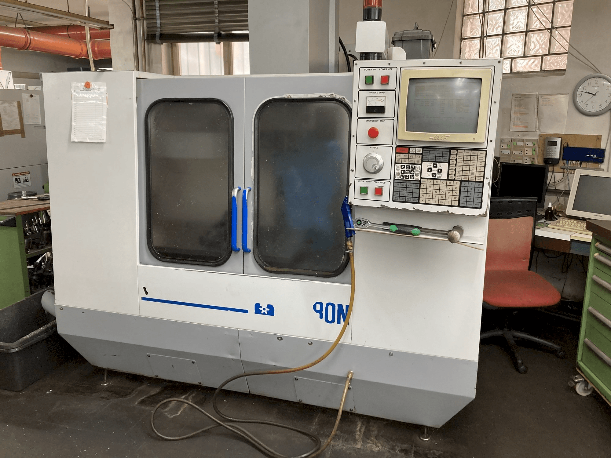 Вид станка MIKRON VCE750 спереди