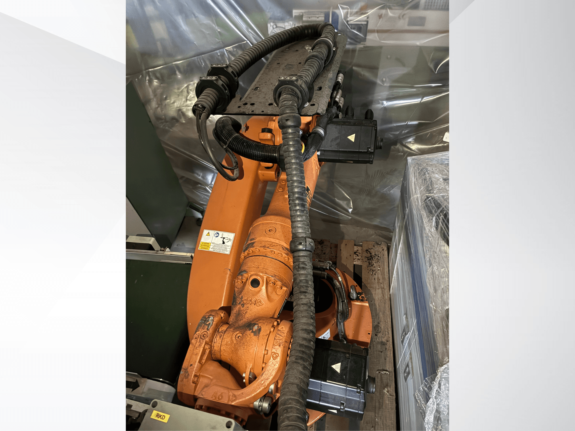 Роботизированный манипулятор KUKA KR16-2 оранжевого цвета, вид сверху, на котором видны разъемы и защитные трубки.
