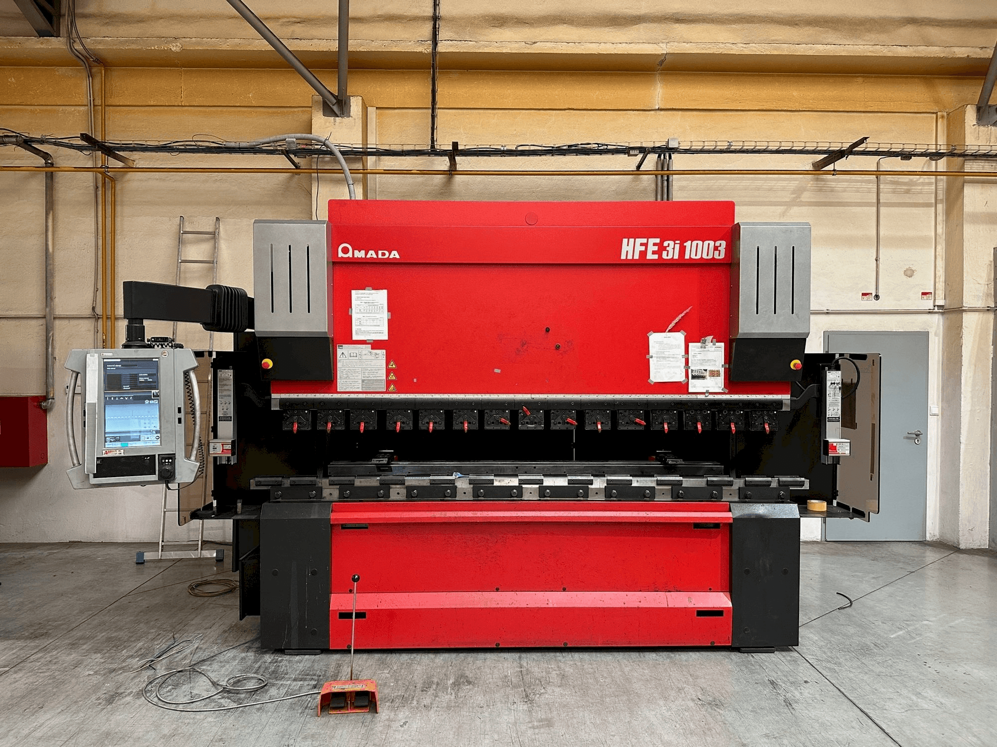 Вид станка AMADA HFE 3i 1003 спереди