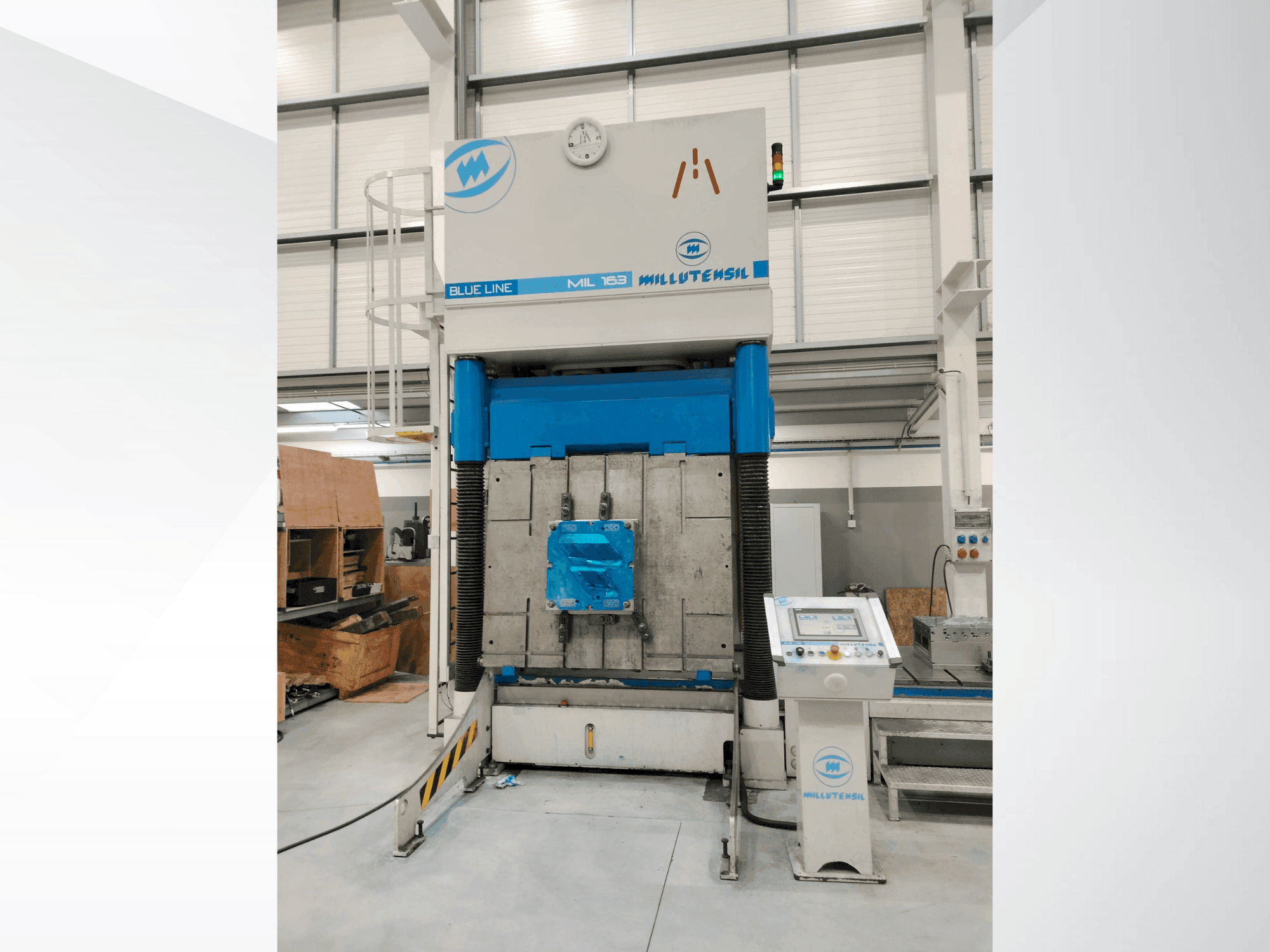 Вид станка MILLUTENSIL MIL 163 спереди