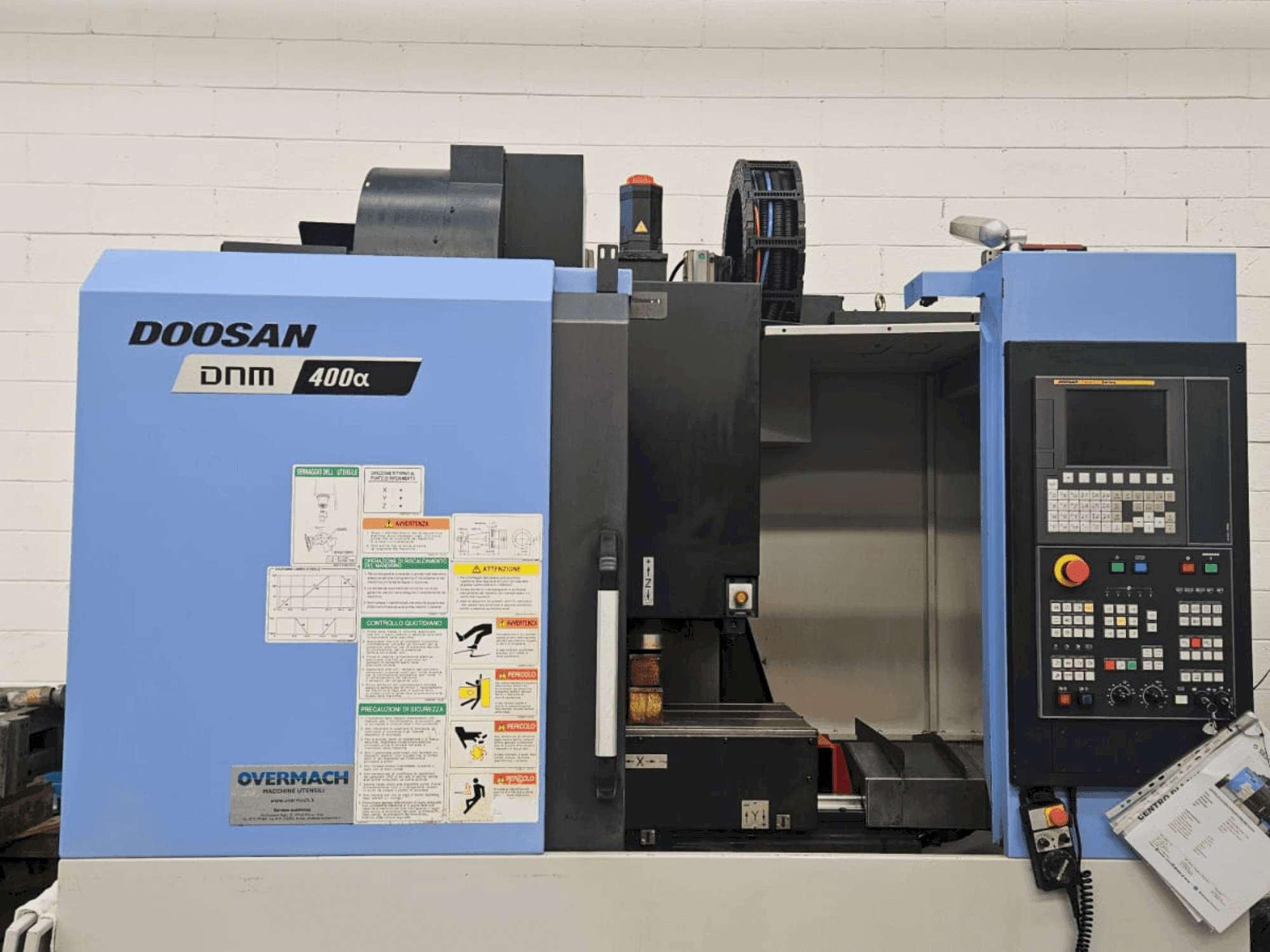 Вид станка DOOSAN DNM 400 alpha спереди