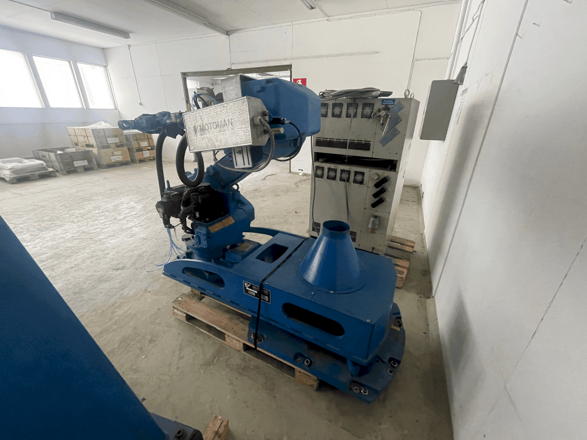 Вид станка MOTOMAN VST 600 SX спереди