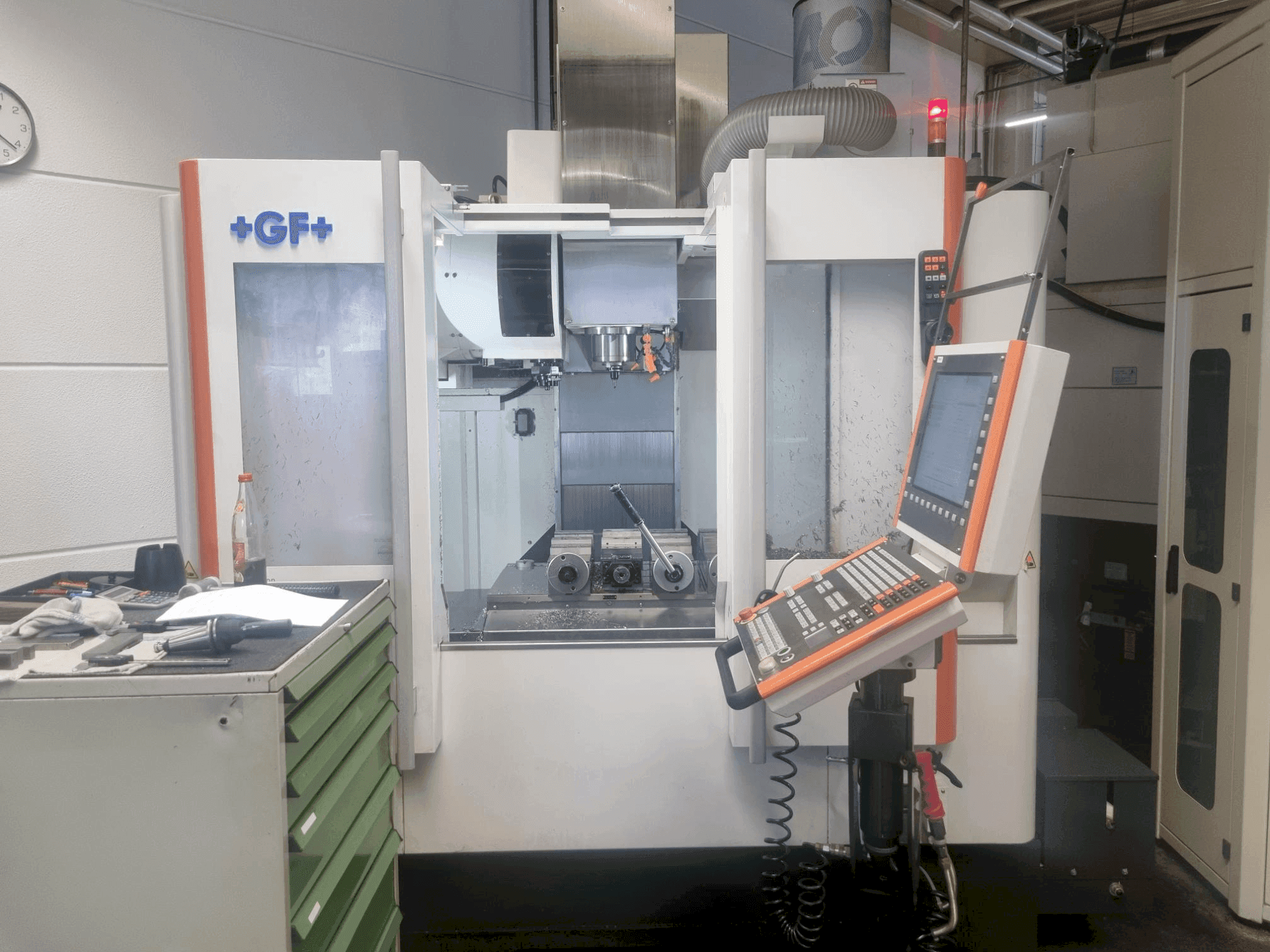 Вид станка MIKRON VCE 800 Pro спереди