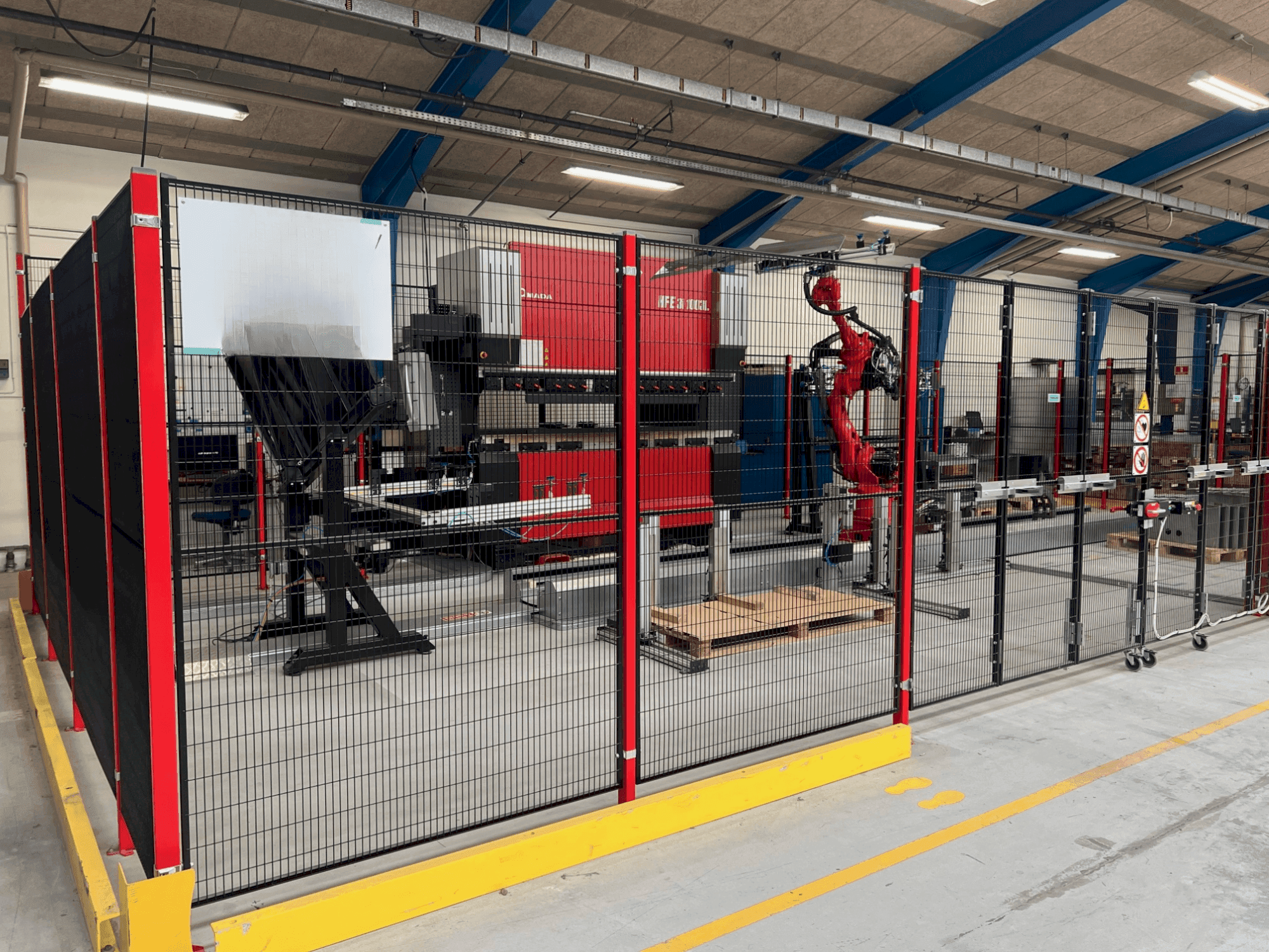 Вид станка AMADA HFE3i 1003 8 axes L спереди