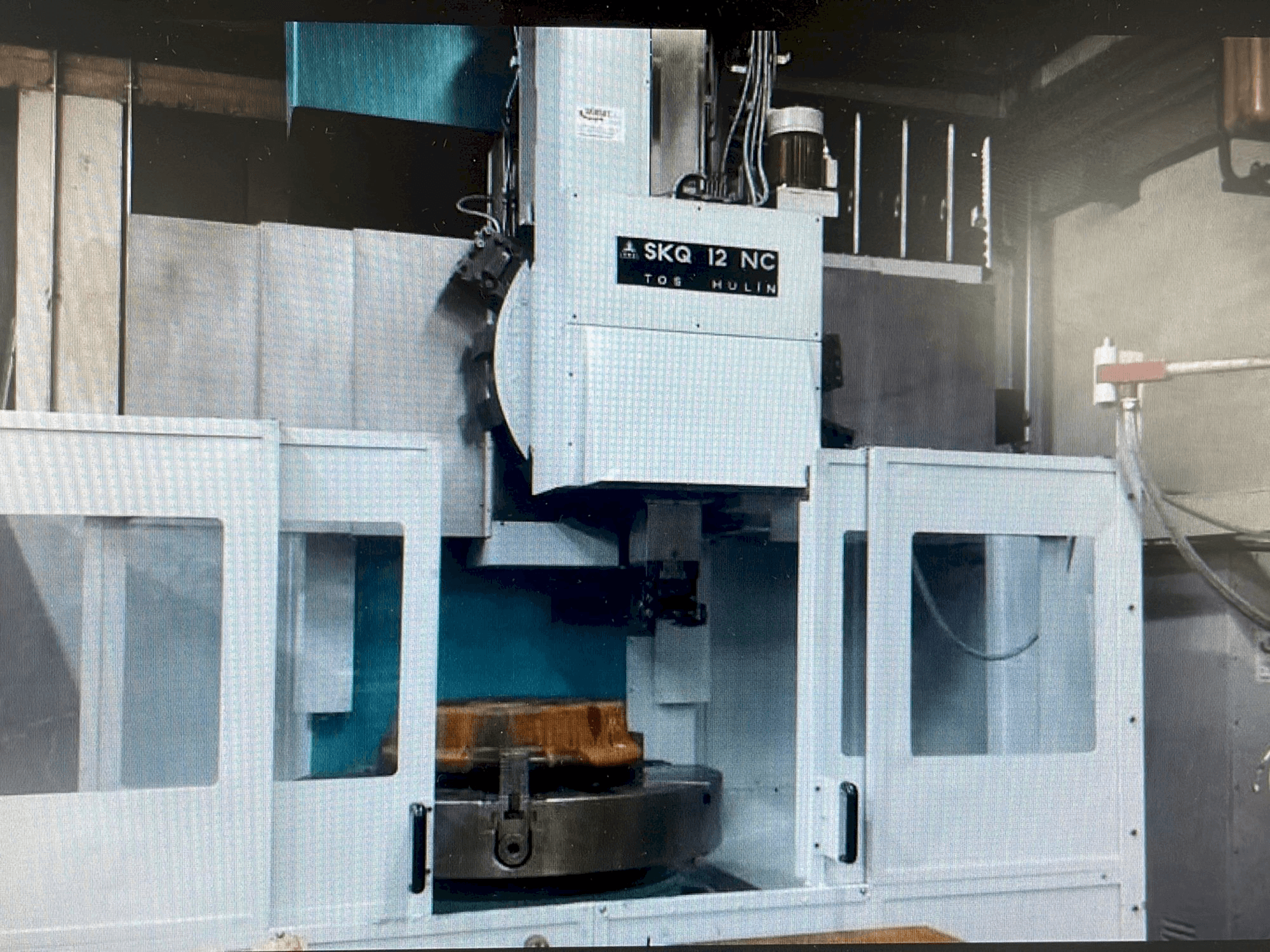 Вид станка TOS SKQ 12 NC спереди
