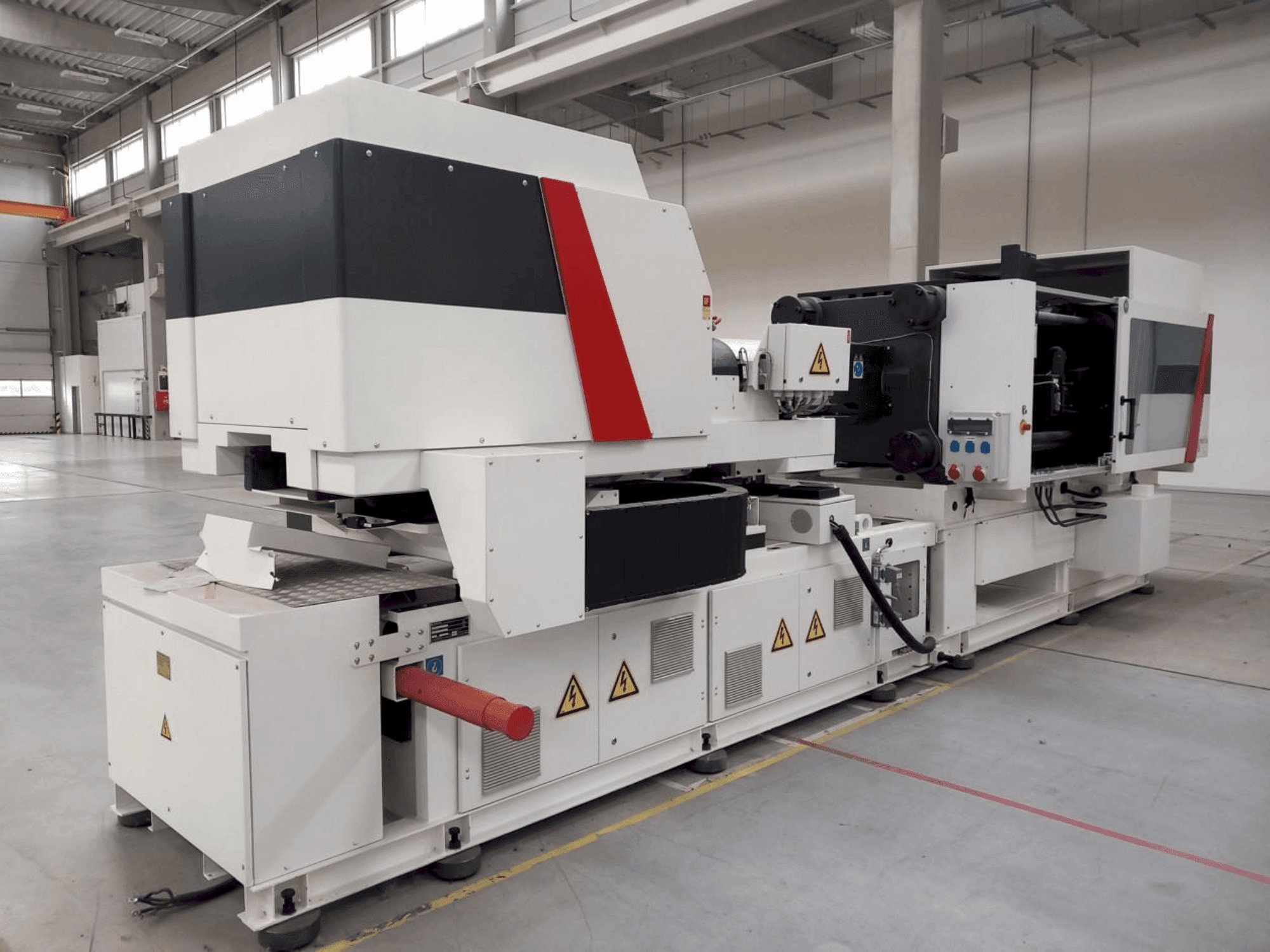 Вид станка Milacron Elektron Evo 350 спереди