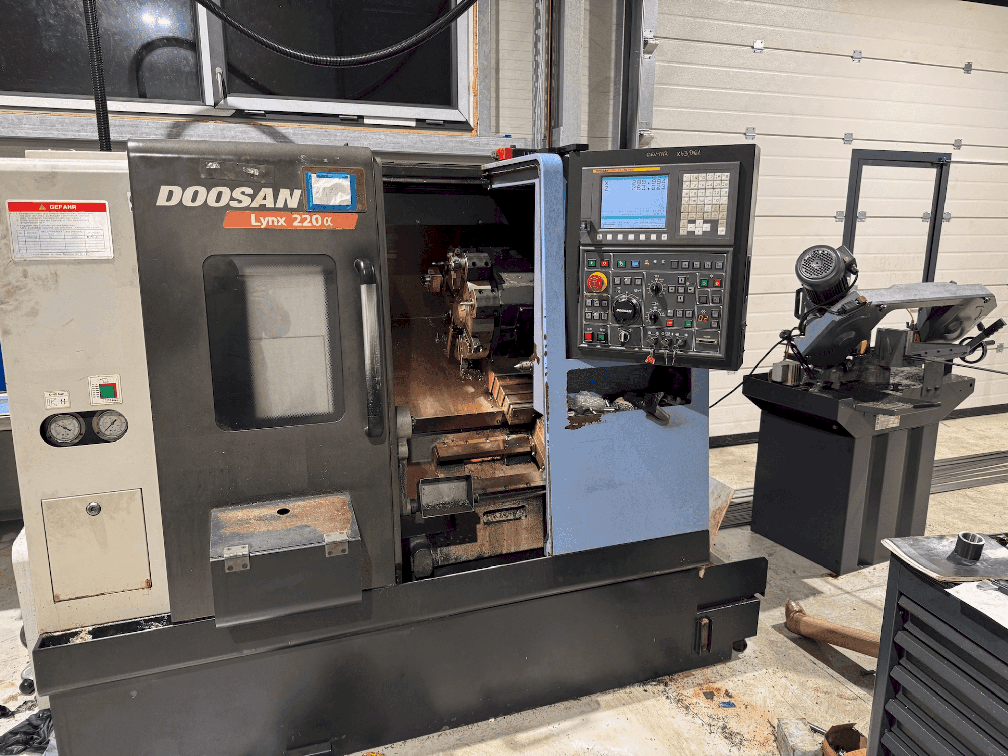 Вид станка DOOSAN Lynx 220 Alpha спереди