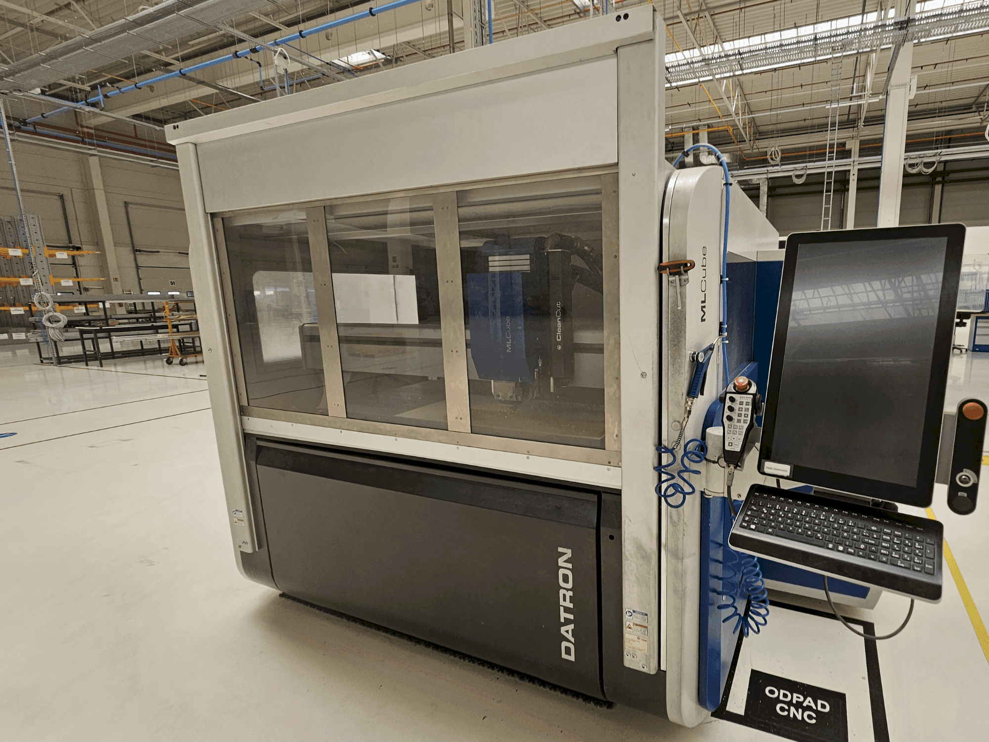 Вид станка Datron MLCube B LS спереди