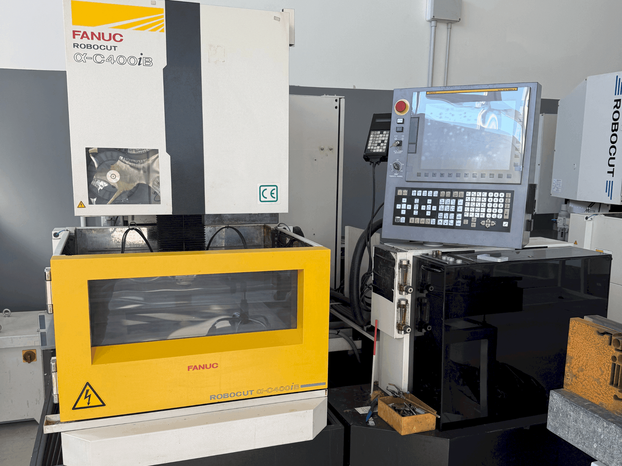 Вид станка FANUC Robocut alpha-C400iB спереди