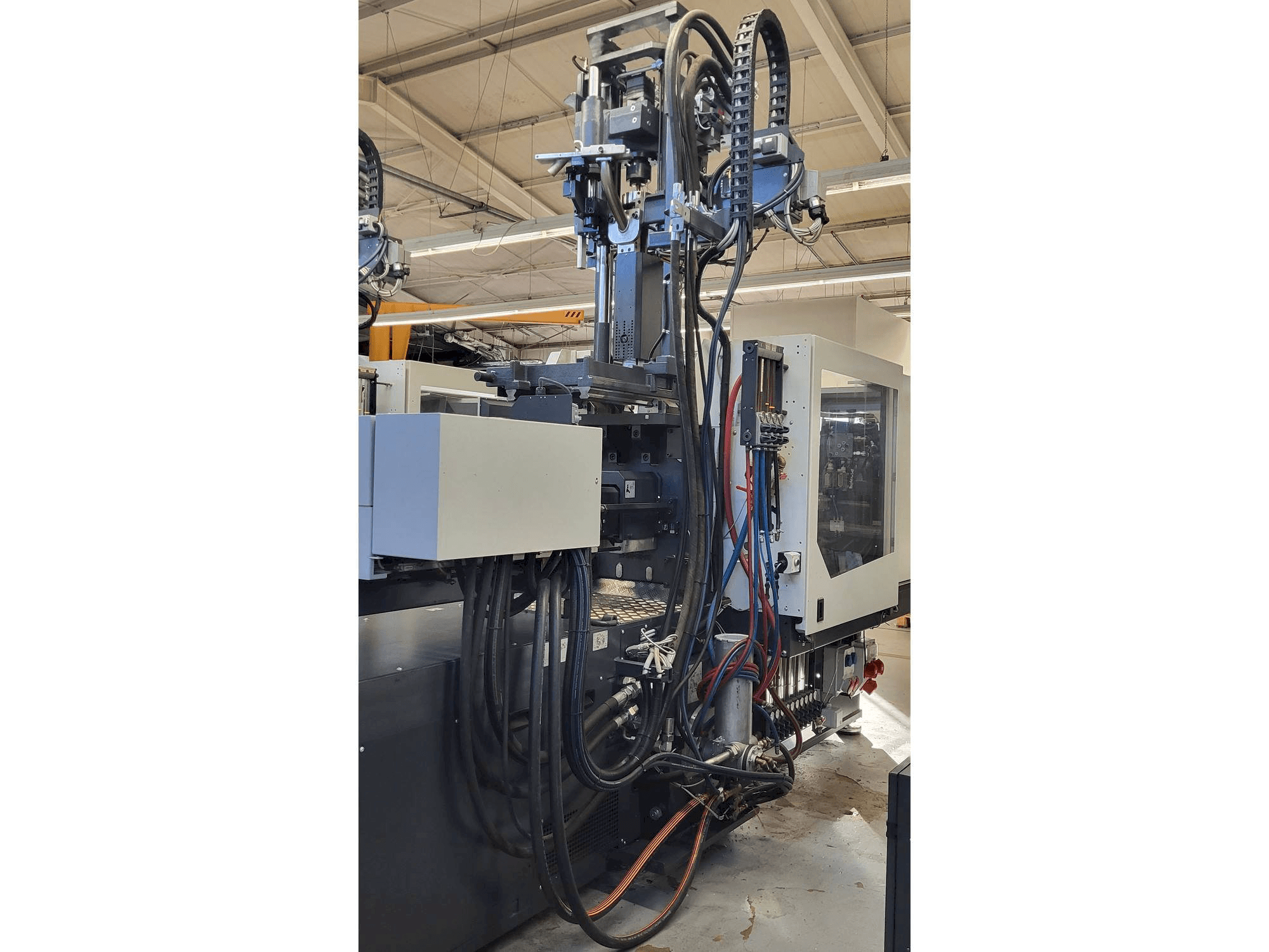 Вид станка с Sumitomo SHI DEMAG Systec Multi 120/470-200h/80V правой стороны